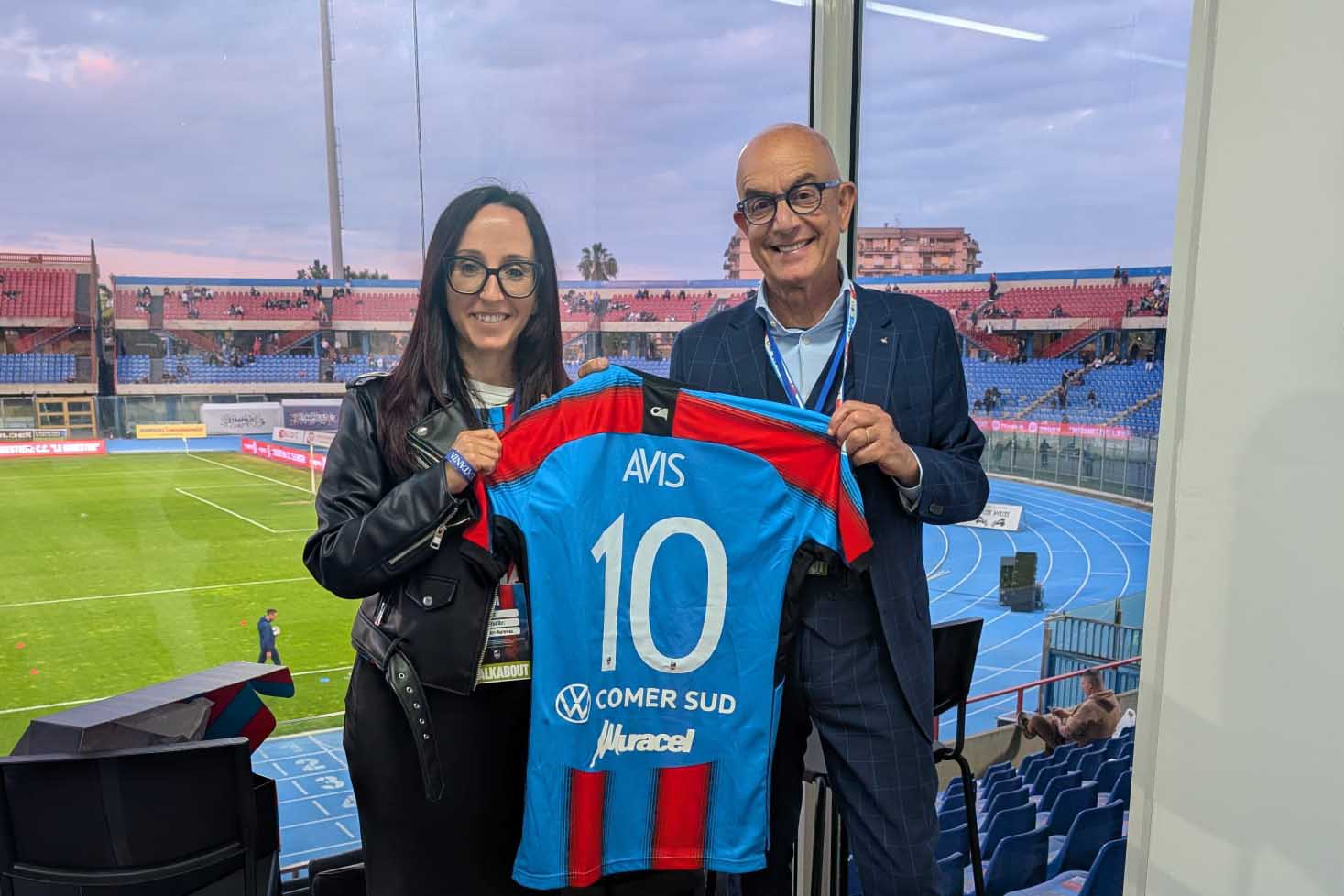 Un momento della consegna della maglia ufficiale del Catania Fc personalizzata Avis