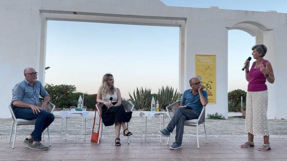 Un momento di una presentazione del libro