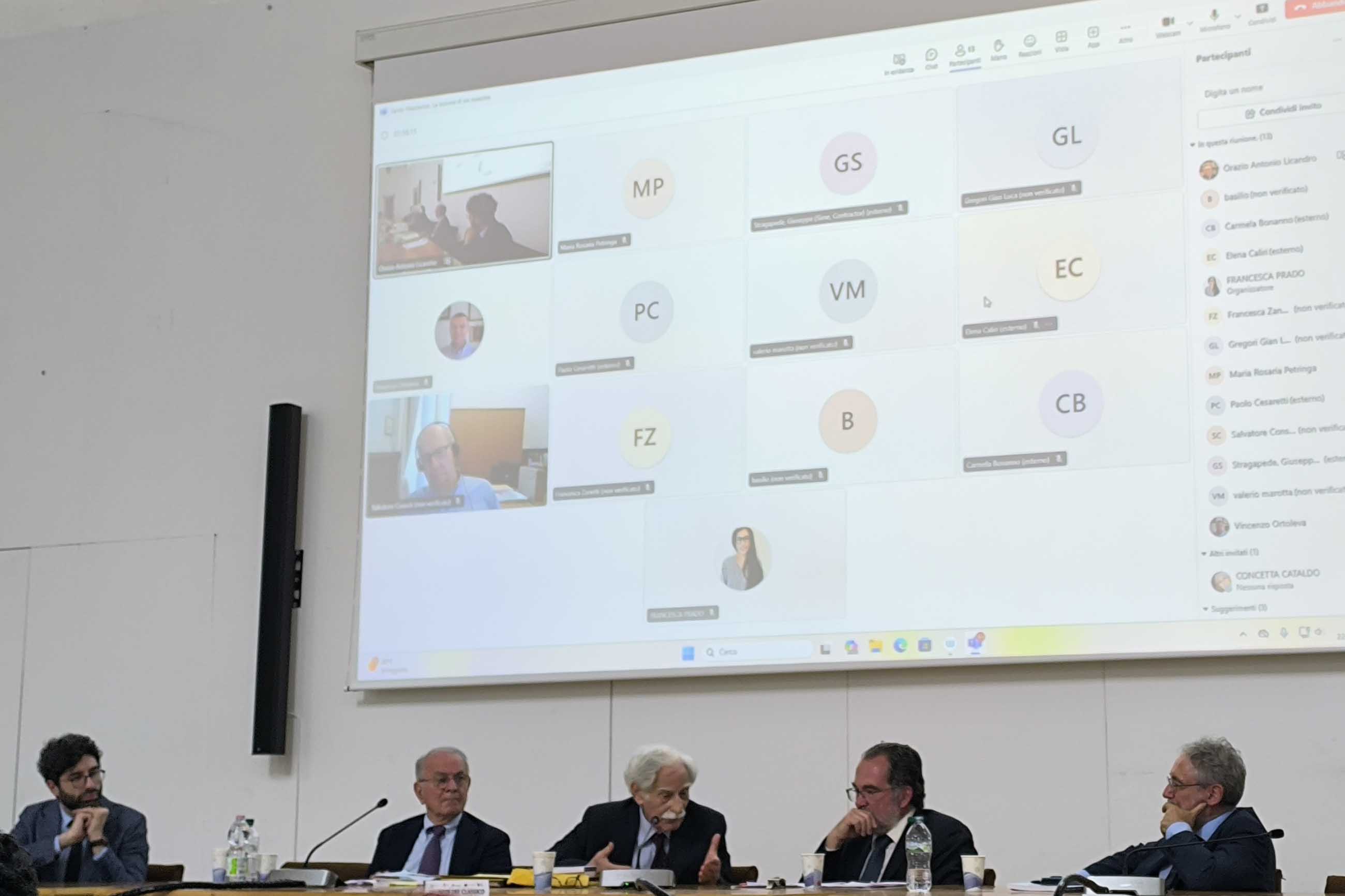 Un momento dell'intervento del professore Mario Mazza