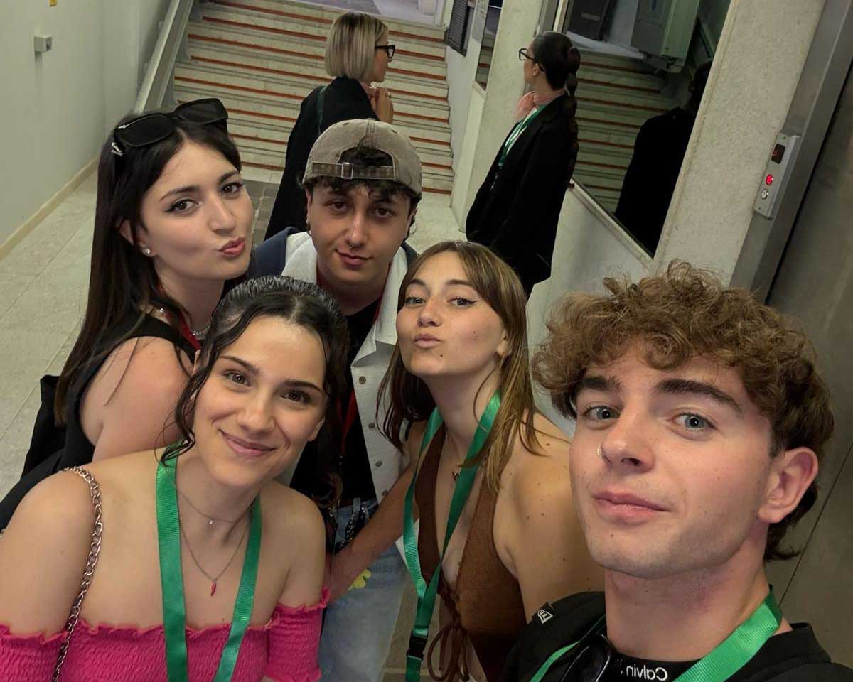 Un momento di svago degli autori di Rootless