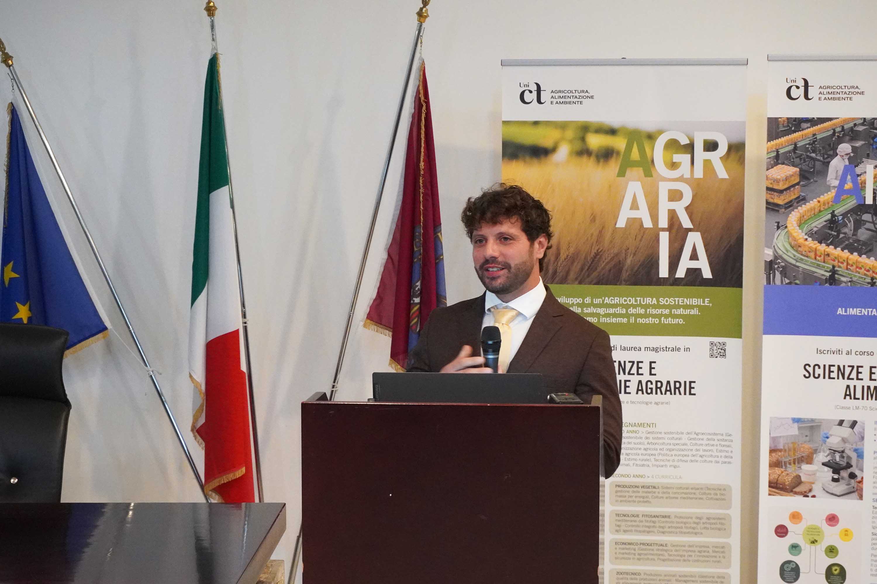 Antonino Cusumano mentre discute la tesi di laurea