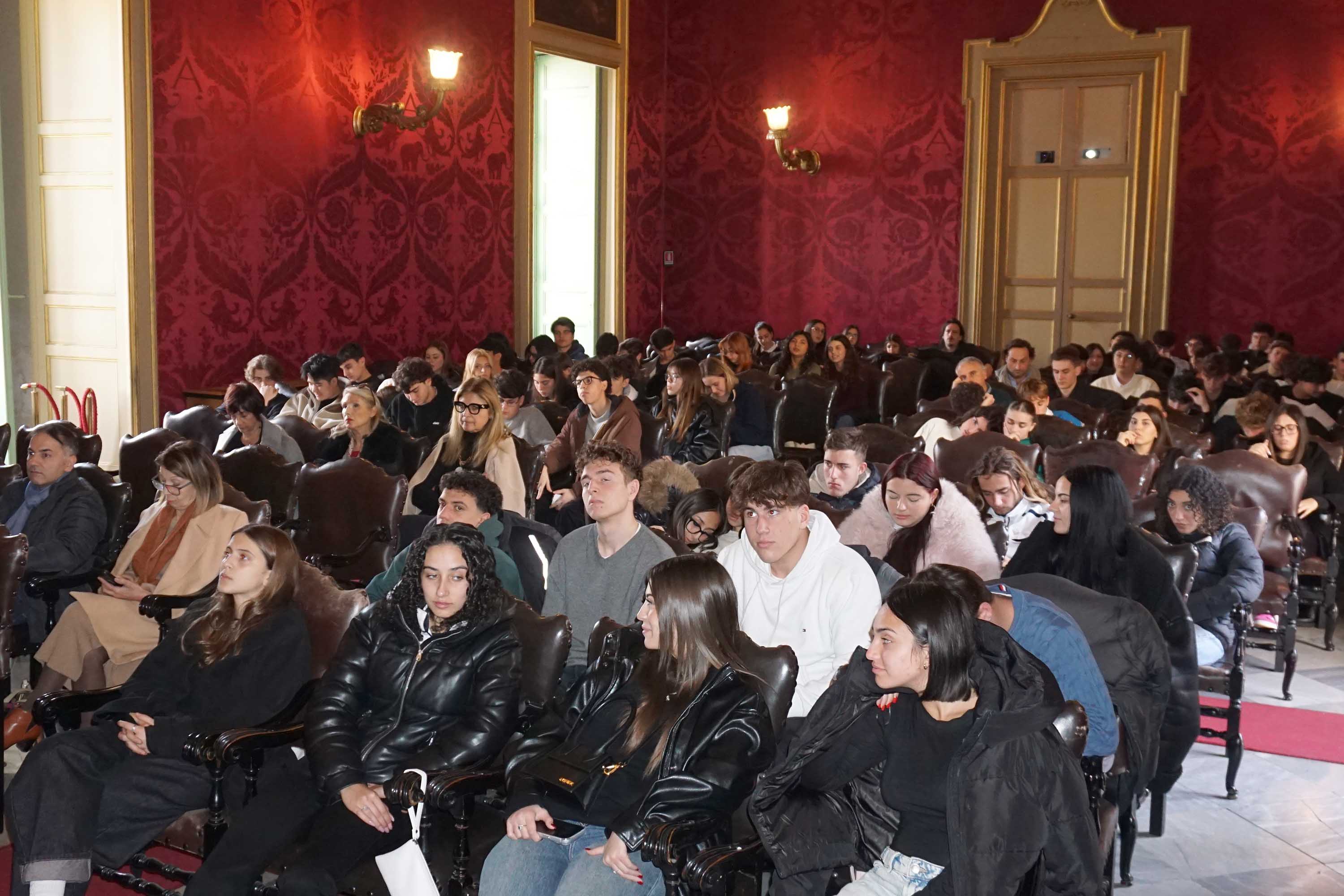 Studentesse e studenti presenti all'incontro nell'aula magna del Palazzo centrale dell'Università di Catania