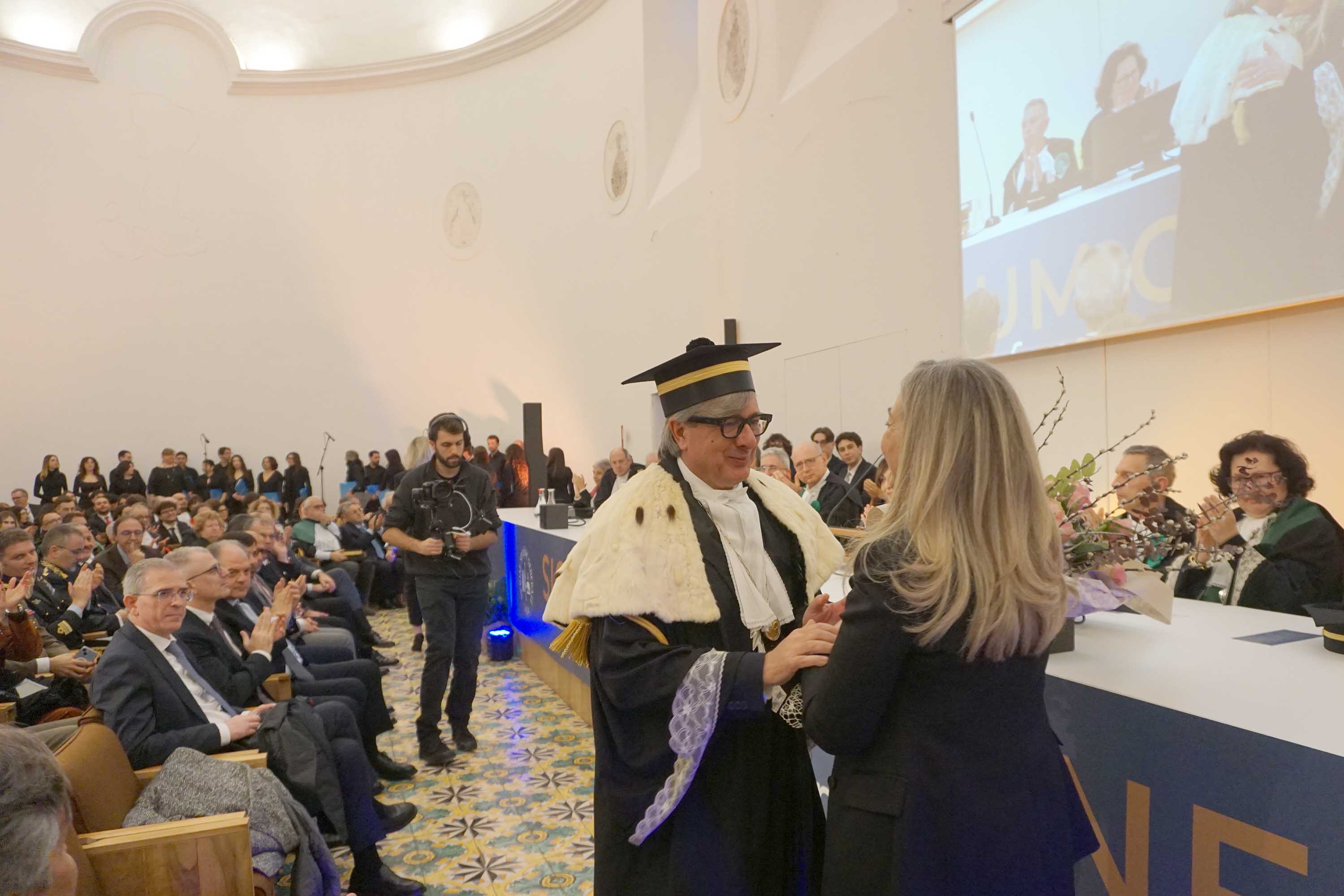 L'omaggio floreale del rettore Enrico Foti all'ambasciatrice Mariangela Zappia