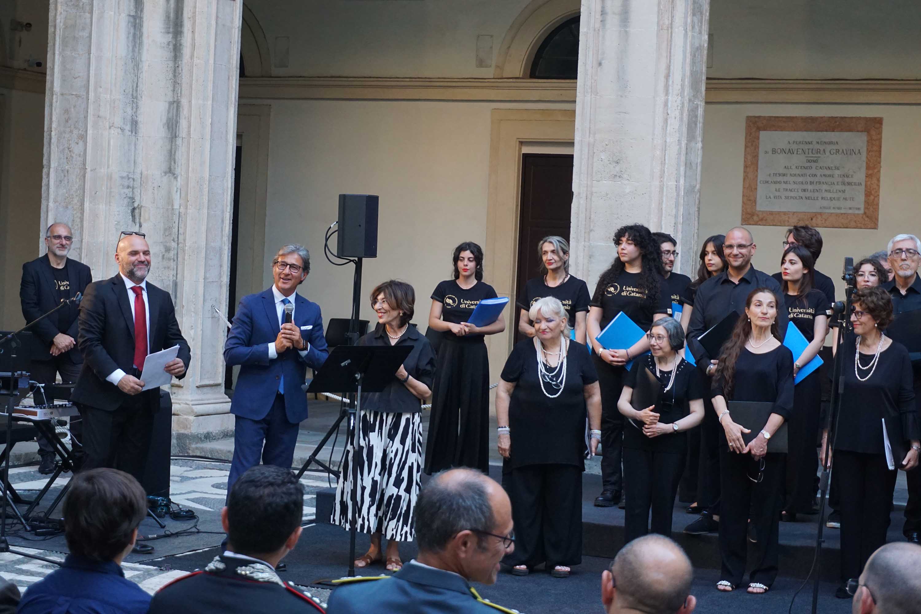 Un momento dell'intervento del prof. Benedetto Torrisi, presidente del Lions Club Catania Riviera dello Ionio