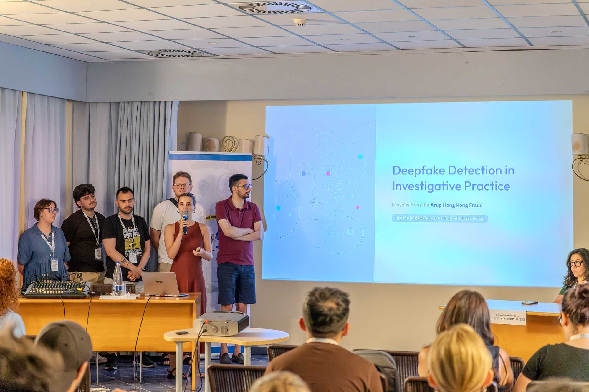 Alcuni studenti e studentesse nel corso di una lezione a Ifoss 2026