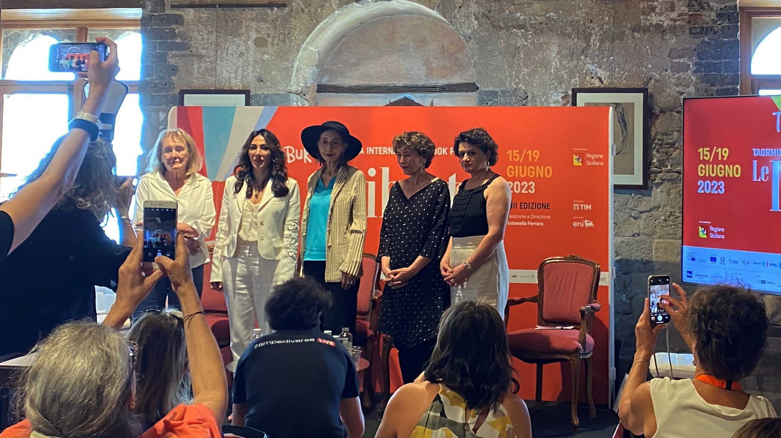 Annie Ernaux, Antonella Ferrara, Joyce Carol Oates, Azar Nafisi e Farah Nayeri al termine della conferenza