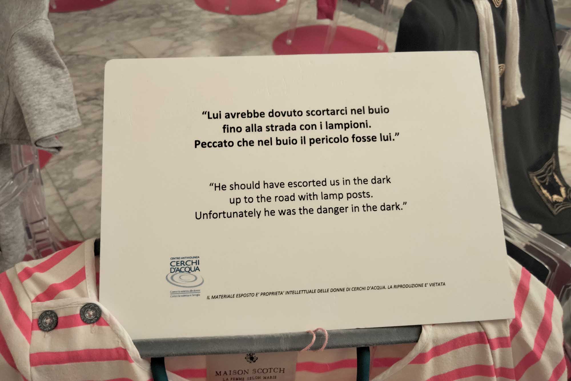 Una delle frasi che accompagnano l'esposizione degli abiti