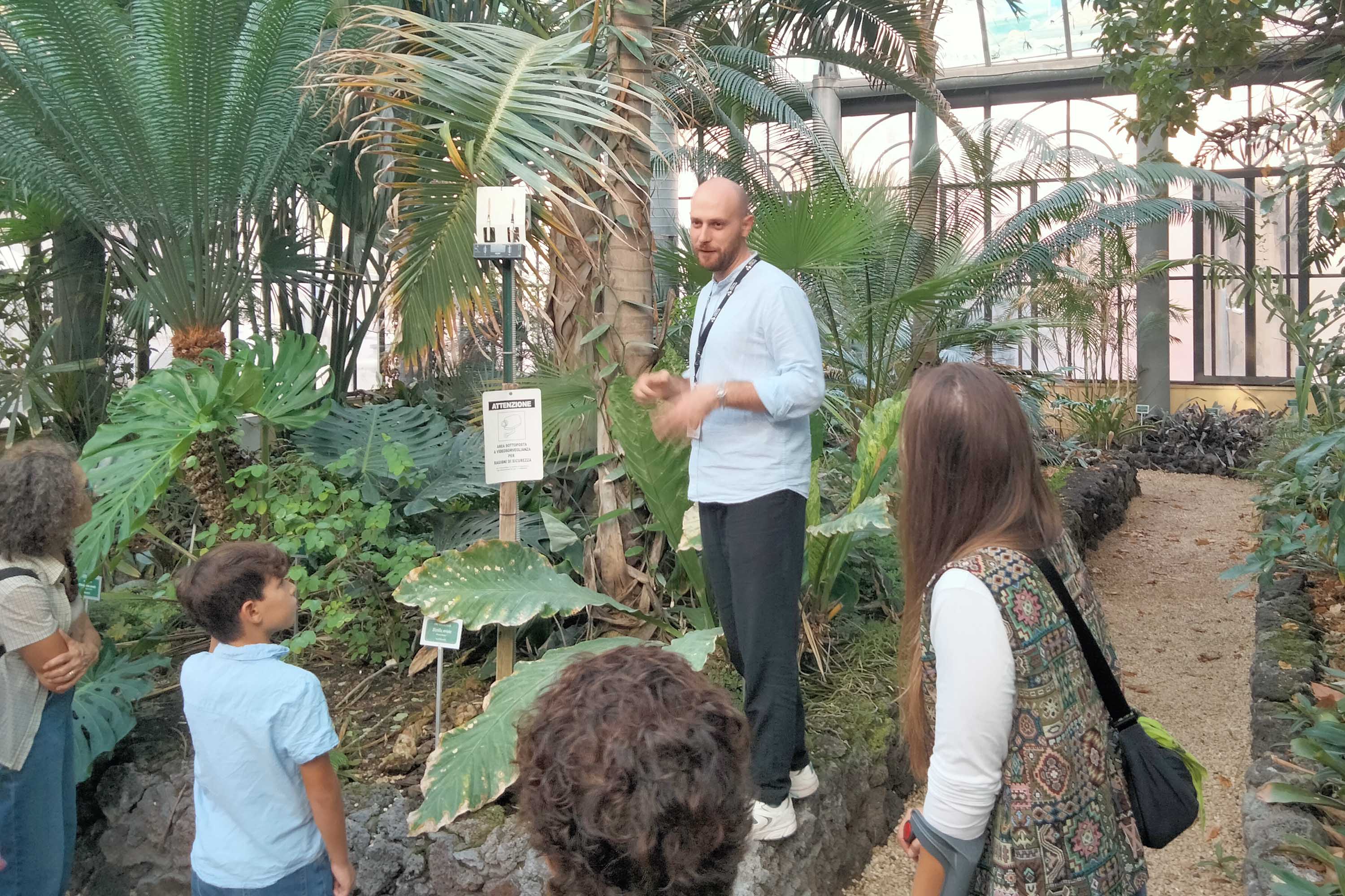 La guida Stefano Andreoli mentre mostra alcune piante dell'orto botanico