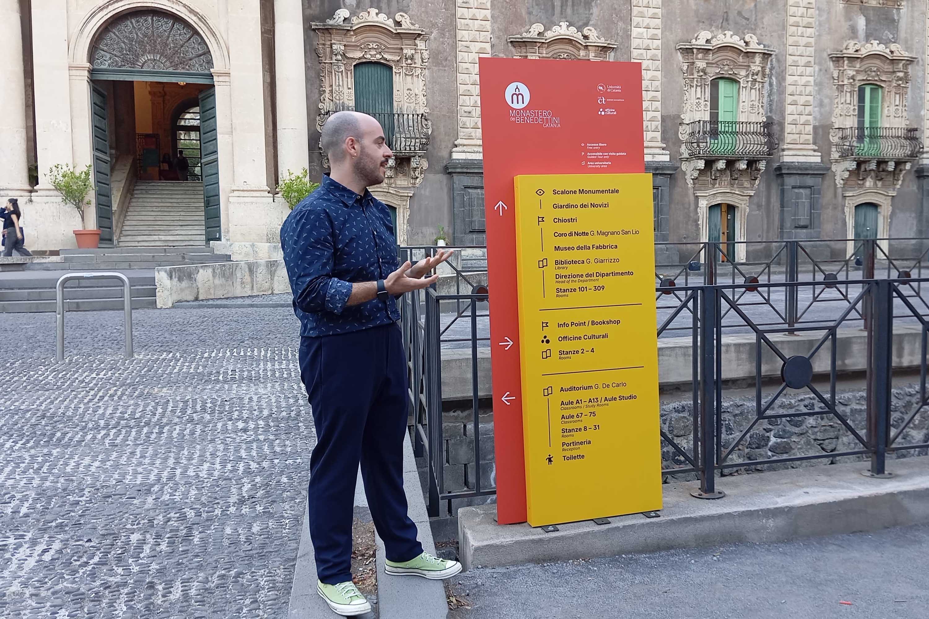 Giovanni Sinatra illustra il totem all'ingresso del Monastero dei Benedettini