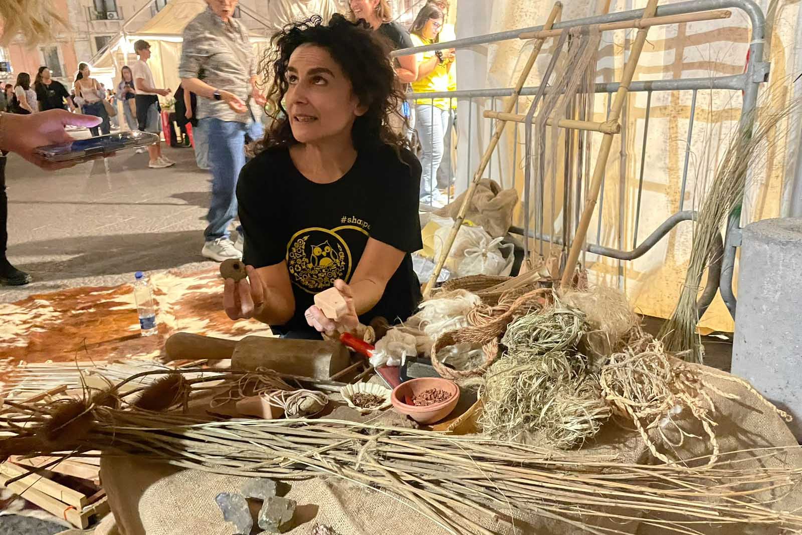 La dottoressa Grazia Calandra mostra dei reperti archeologici 