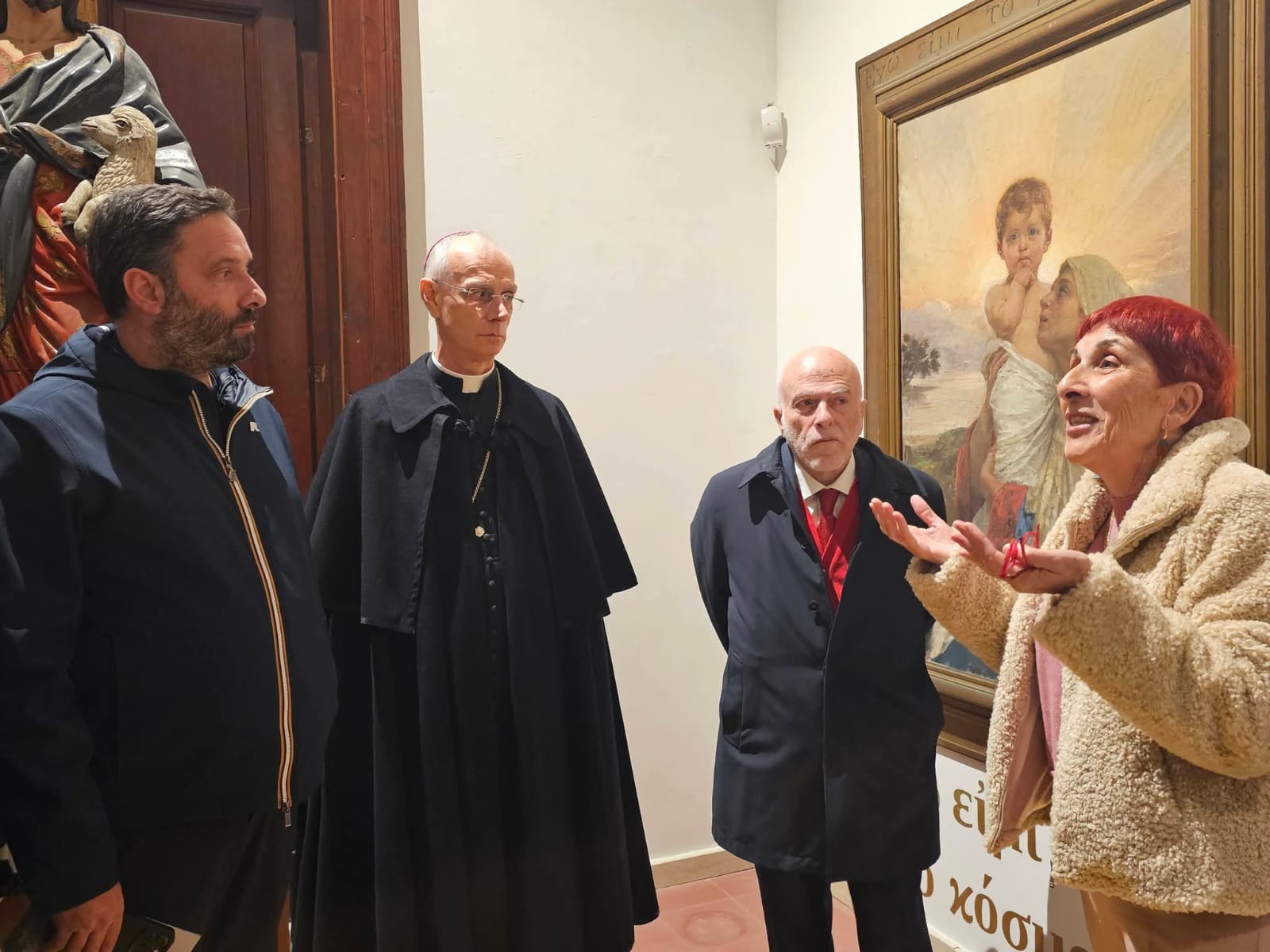 In foto da sinistra il sindaco di Acireale, Roberto Barbagallo, il vescovo Antonino Raspanti e Michelangelo Patanè (presidente dell’Accademia degli Zelanti e dei Dafini) mentre visitano la mostra guidati dalla dott.ssa Carmela Cappa