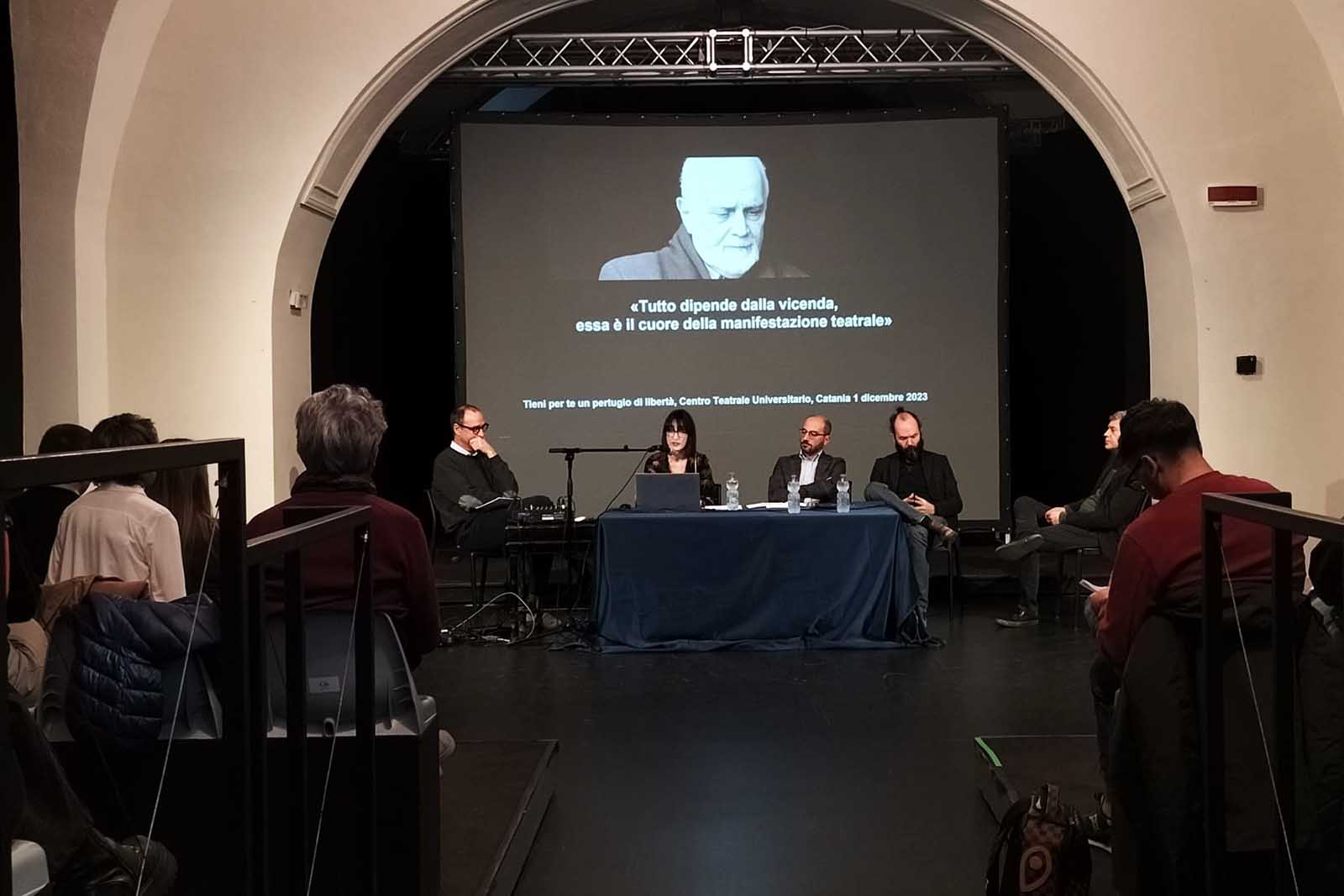 Un momento dell'incontro al Centro Universitario Teatrale