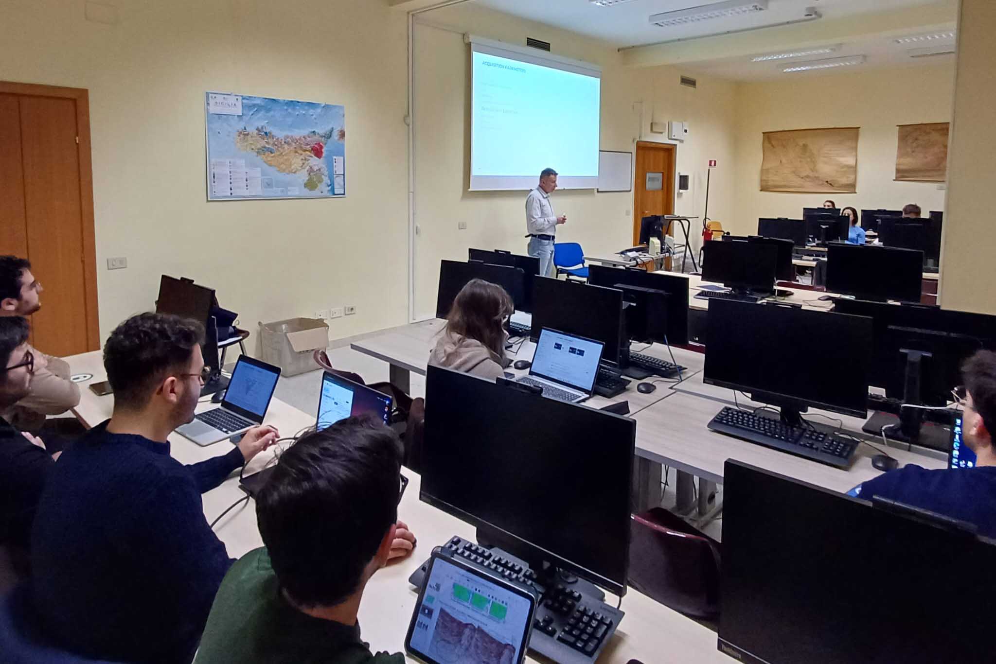 Studenti del corso di laurea magistrale in Geologia e Geofisica durante il seminario dal titolo Acquisizione Sismica tenuto da un esperto Eni