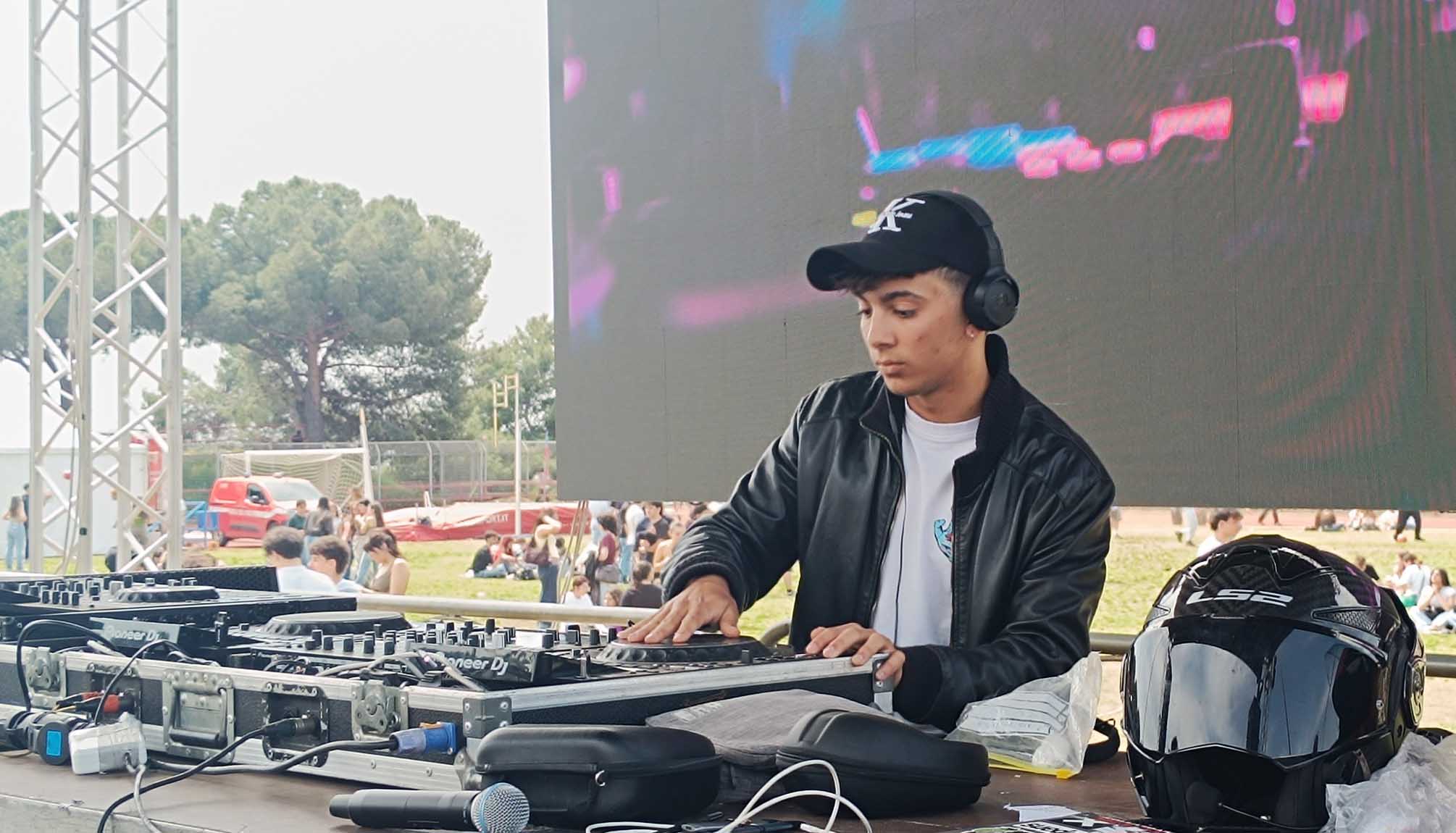 Il giovane dj Andrea Introvaia alla consolle