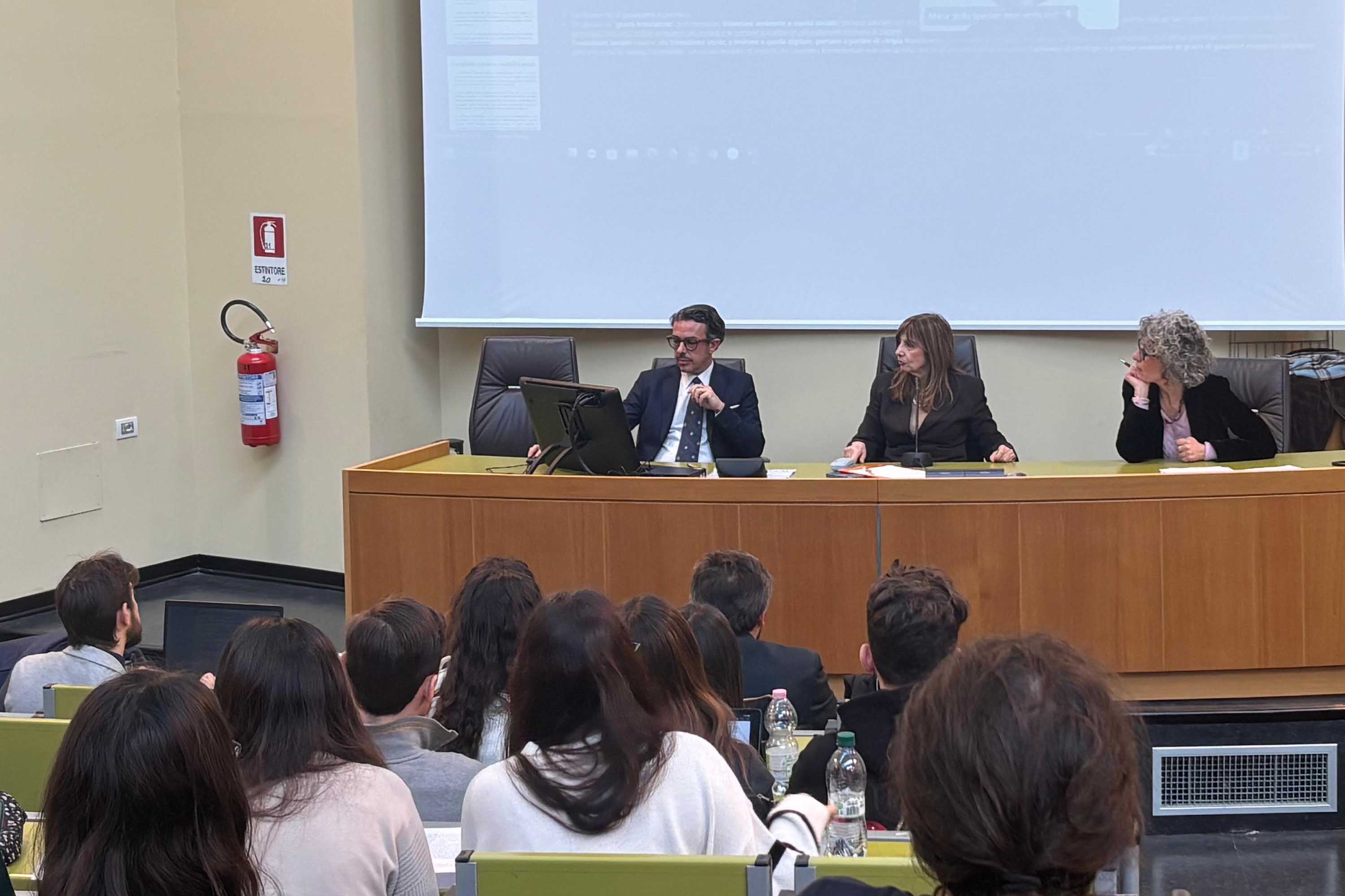 In foto un momento dell'intervento del prof. Fabio La Rosa