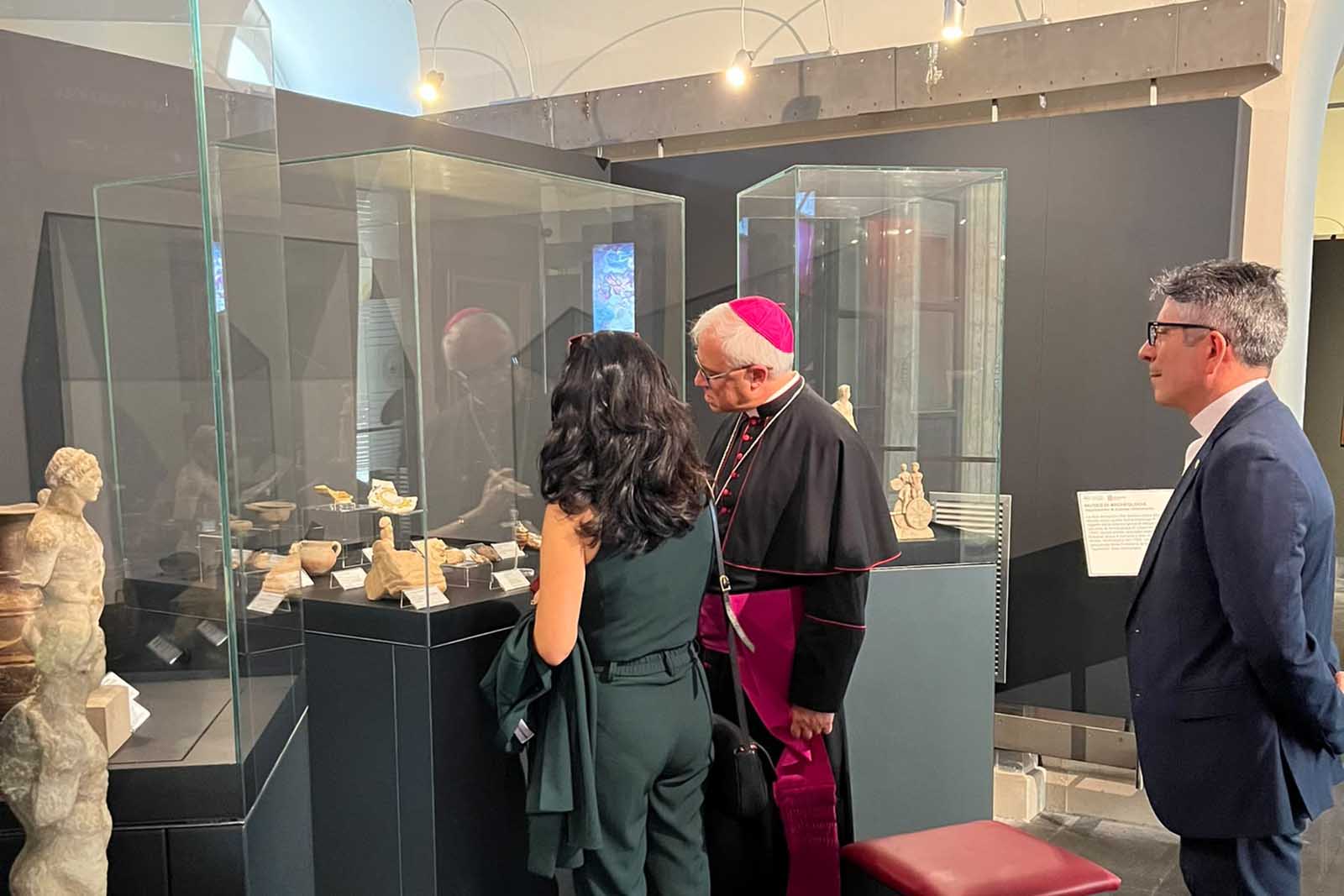 La prof.ssa Barone e mons. Renna