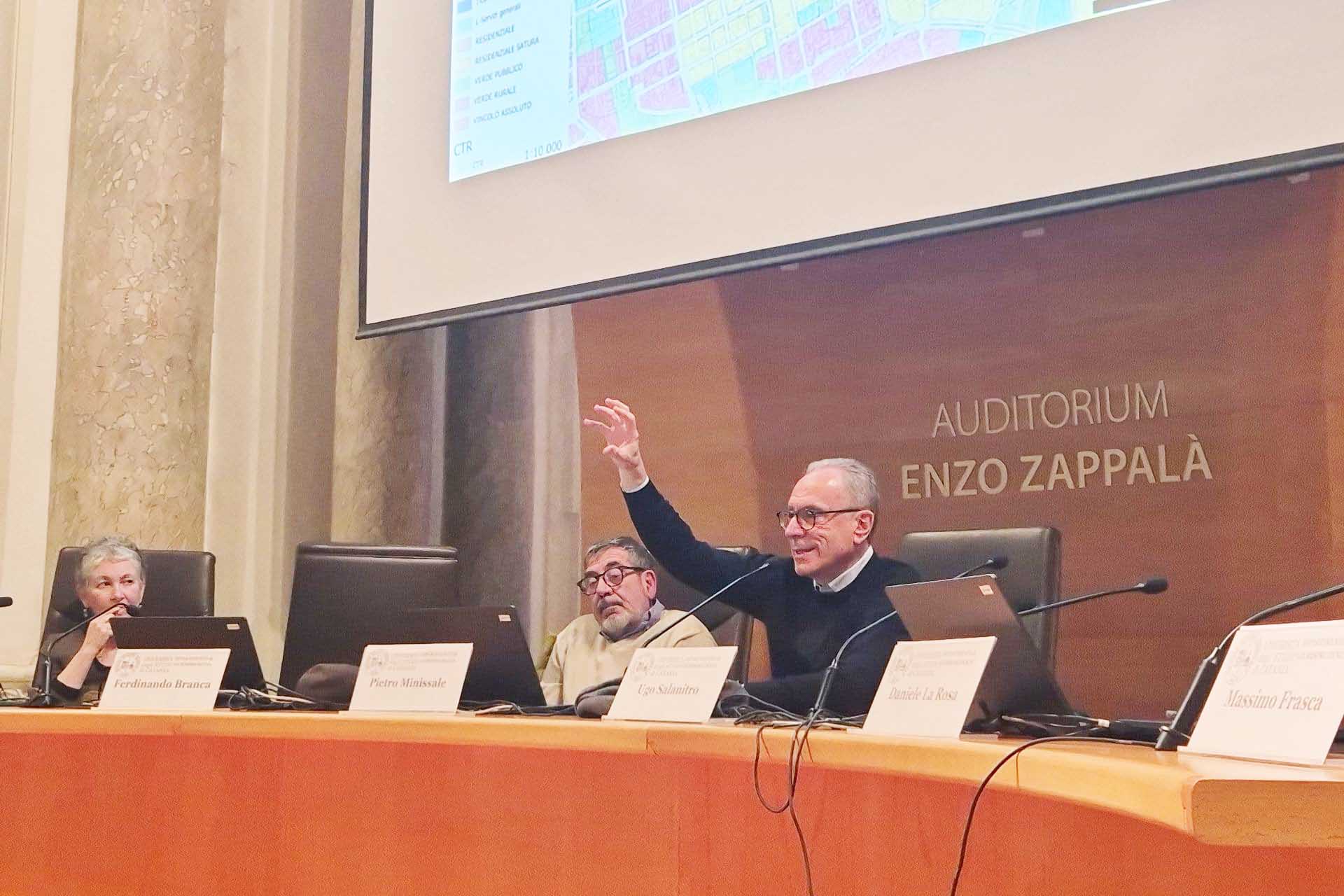 Un momento dell’intervento dell’urbanista Paolo La Greca