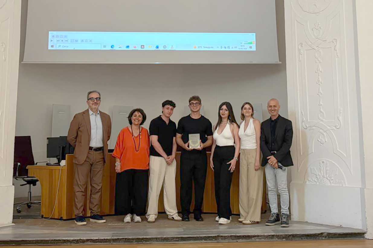 Un momento della premiazione al Dipartimento di Scienze umanistiche