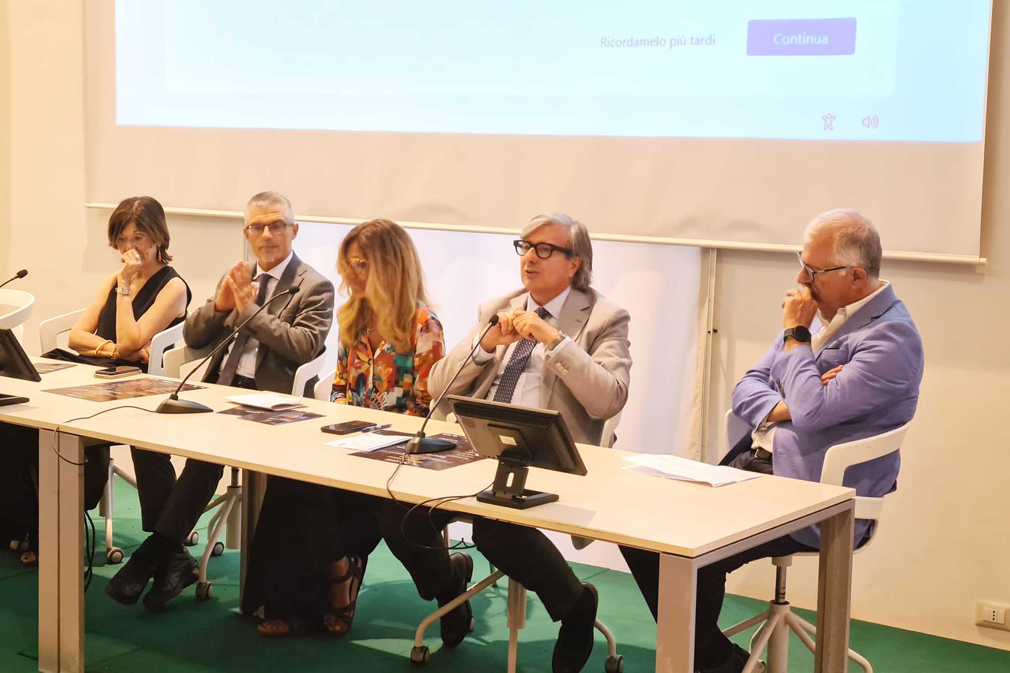 Un momento dell'intervento del rettore Enrico Foti