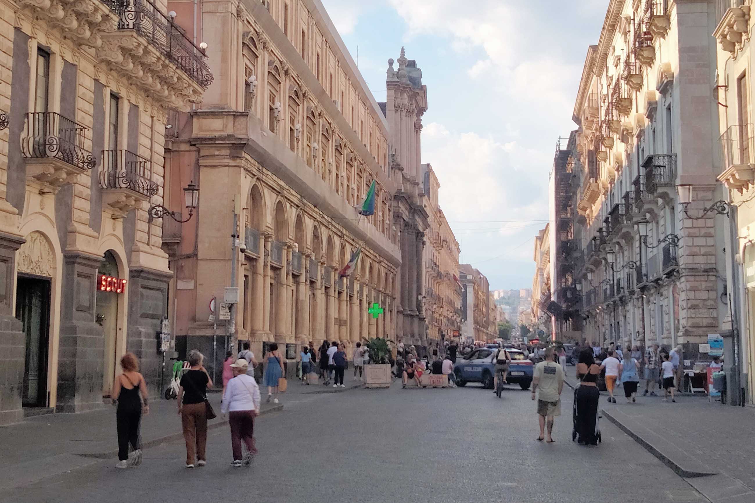 Turisti in via Etnea a Catania