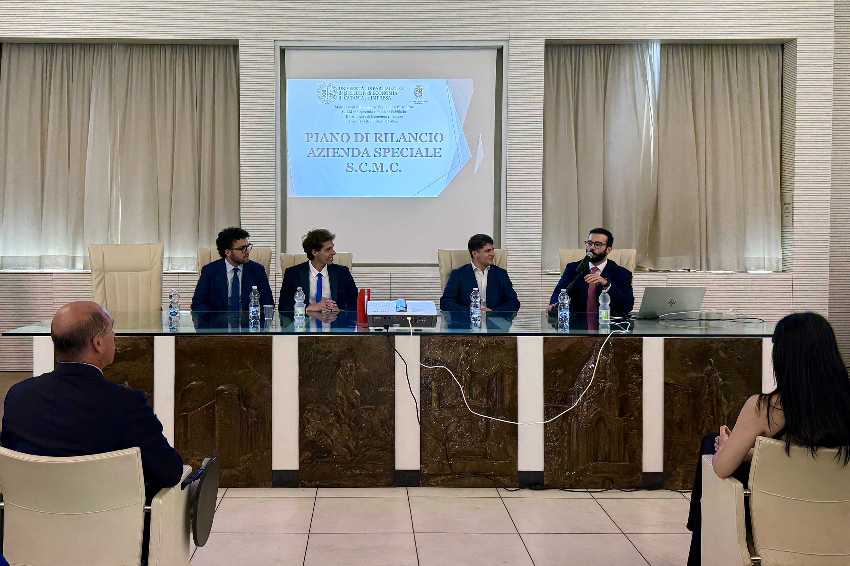 I rappresentanti del team di studenti mentre illustrano la proposta