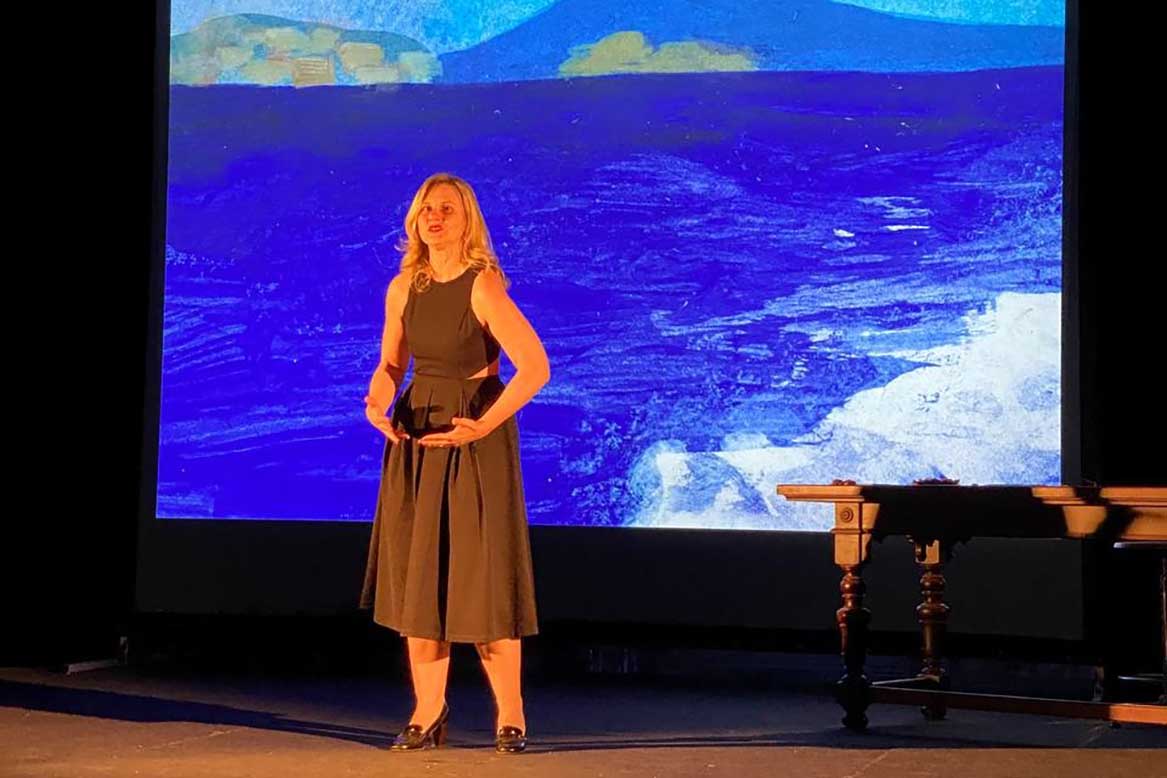 Un momento del recital "L’amica geniale a fumetti"