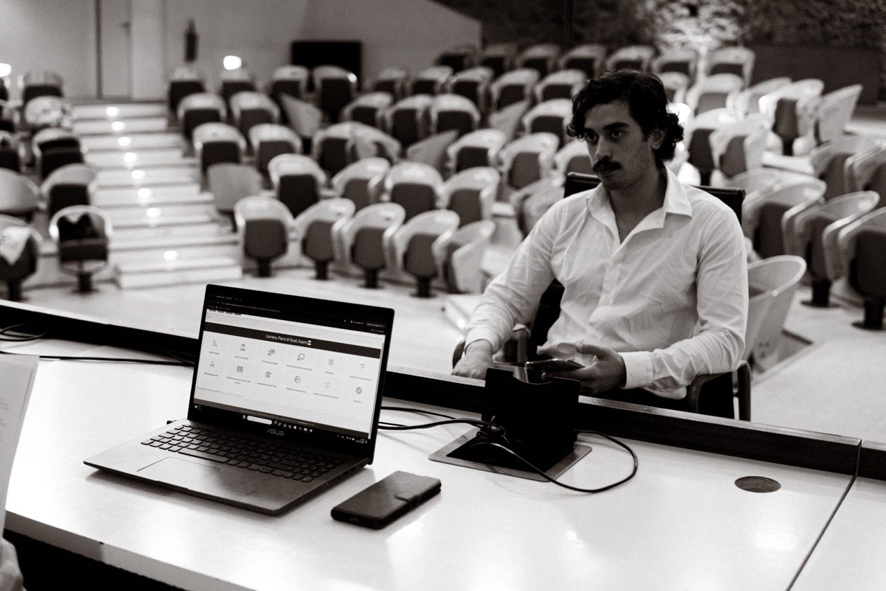 Giorgio mentre sostiene l'esame