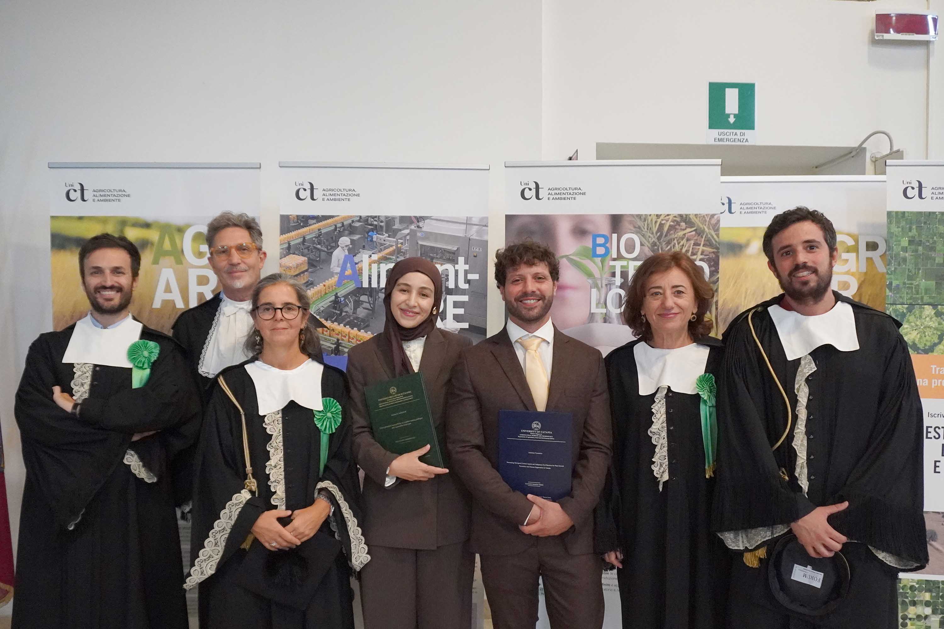 In foto Bassma El Bakkouri e Antonino Cusumano insieme con la commissione di laurea