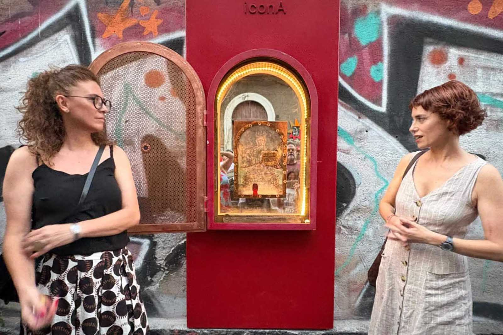 In foto l'edicola di via Auteri con Carla Sorrentino e Giacomo Fondelli per l'artista Filippa Santangelo 