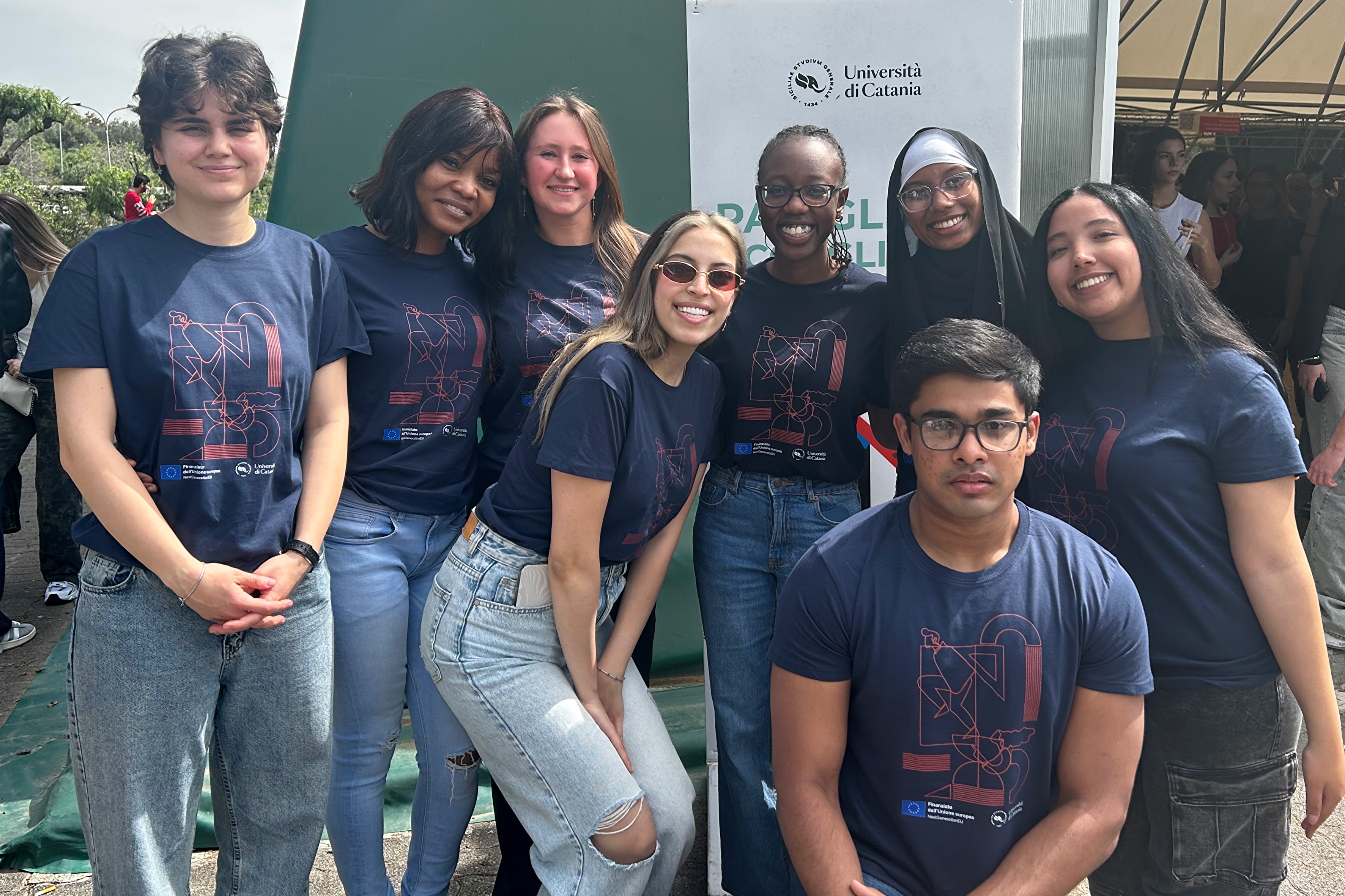 In foto Ayse Meryem Okan, Gladys Okoji, Olena Kovtsun, Darin Badir, Rita Claire Mbutei, Saliha Hana Fareez Ziard, Amale Bensadek e accasciato Musfiqur Rahman