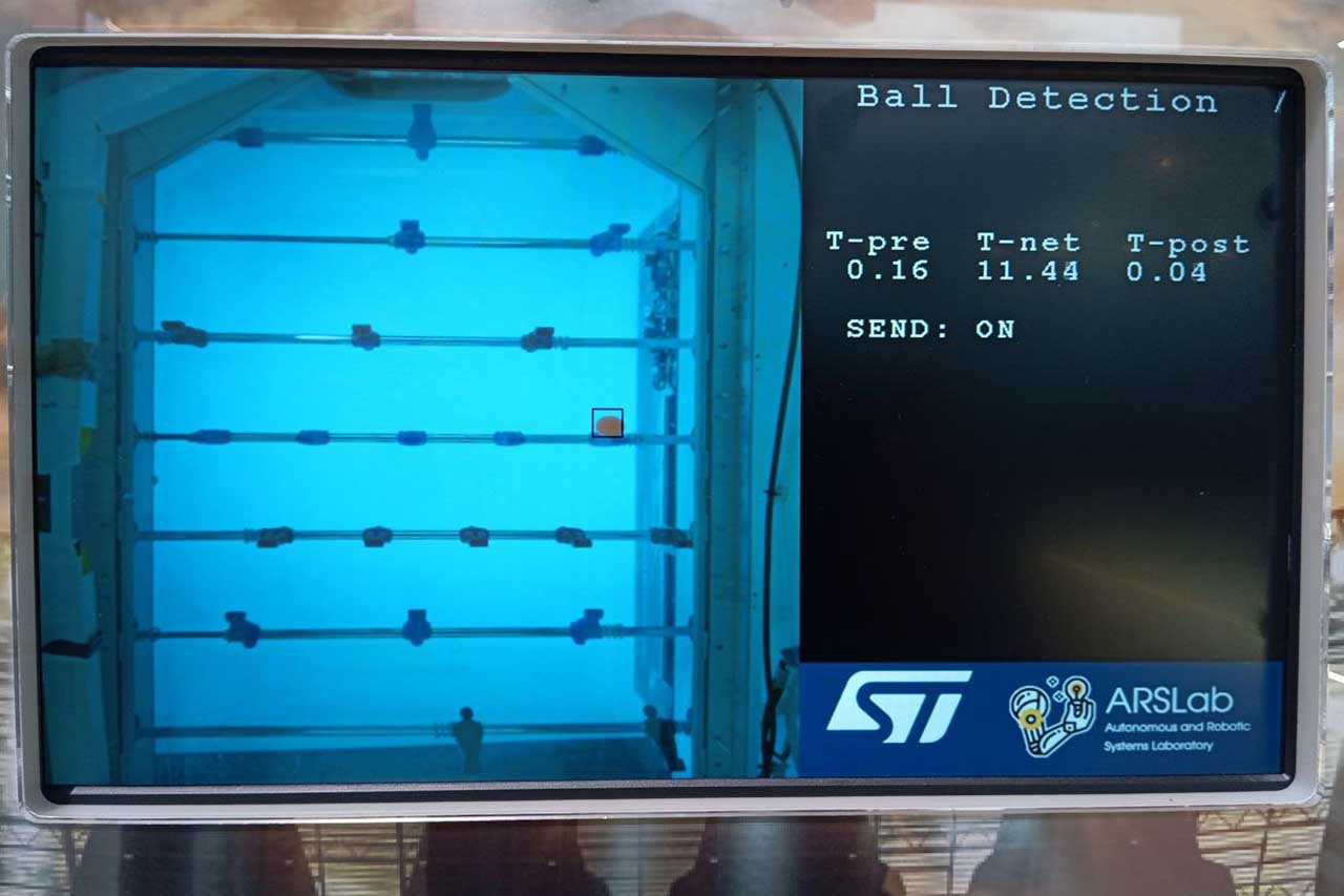 Un dispositvo del calcio balilla robotico