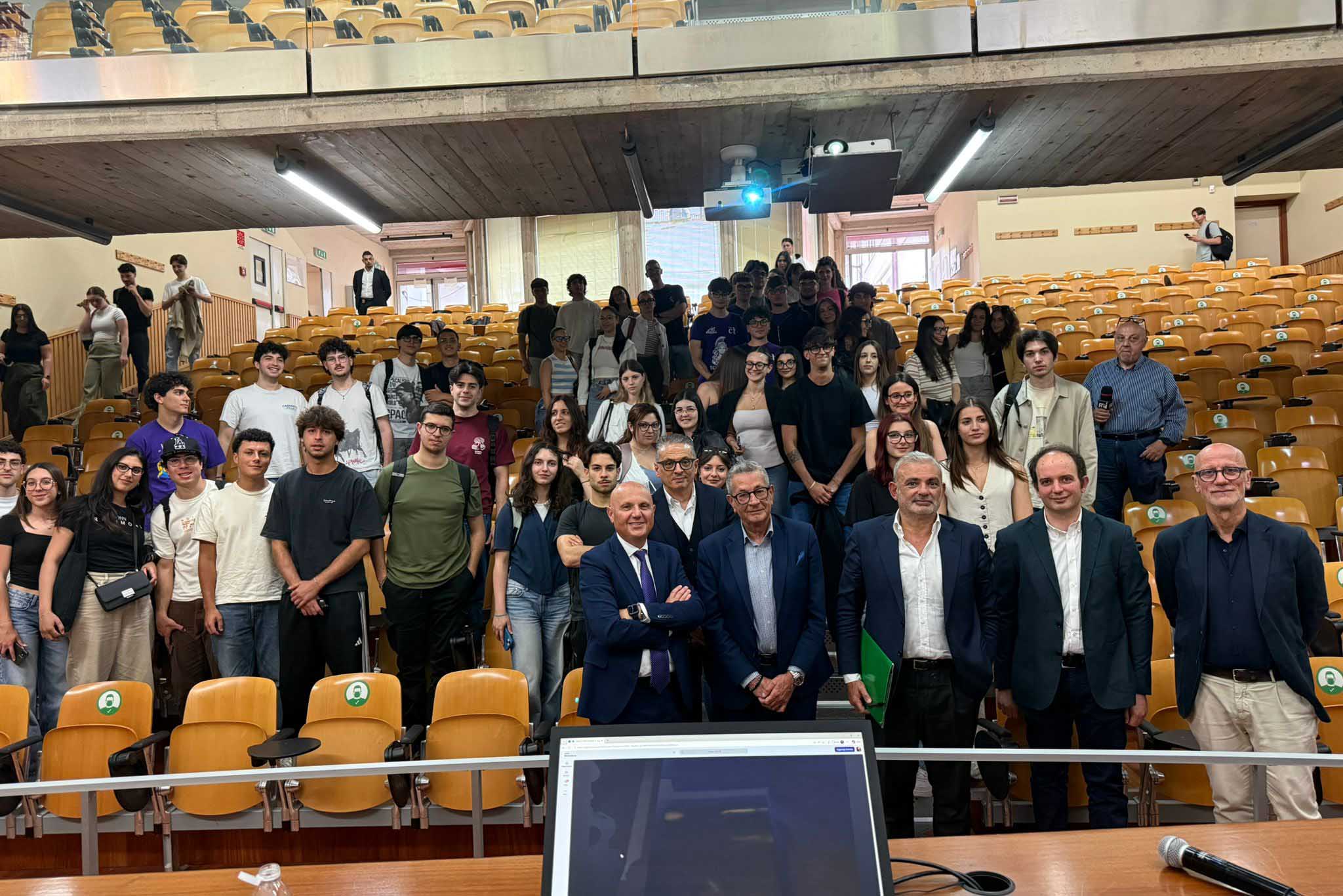 I relatori insieme con gli studenti e le studentesse