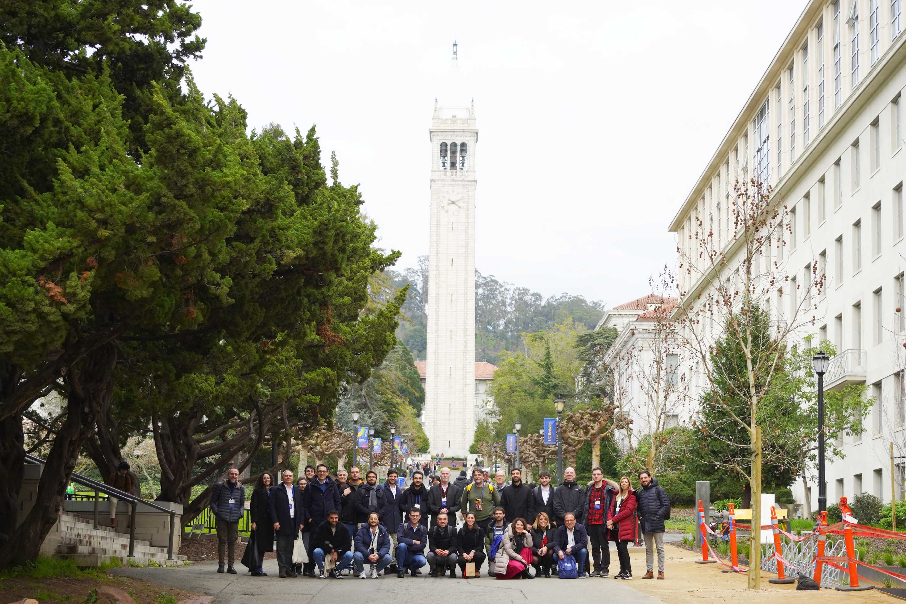 I partecipanti davanti alla Sather Tower, “the Campanile”, uno dei simboli storici della alla University of California - UC Berkeley