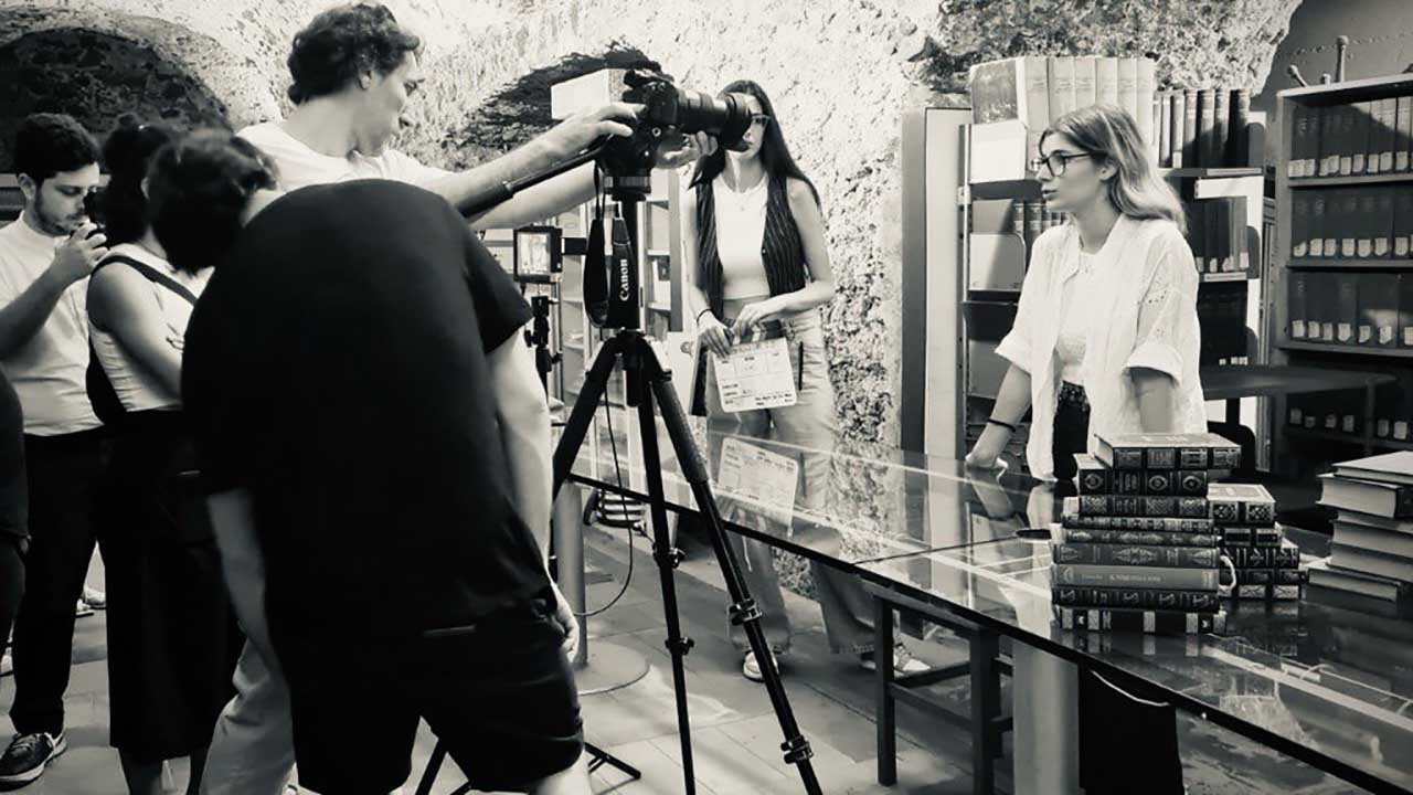 Il backstage della scena in biblioteca