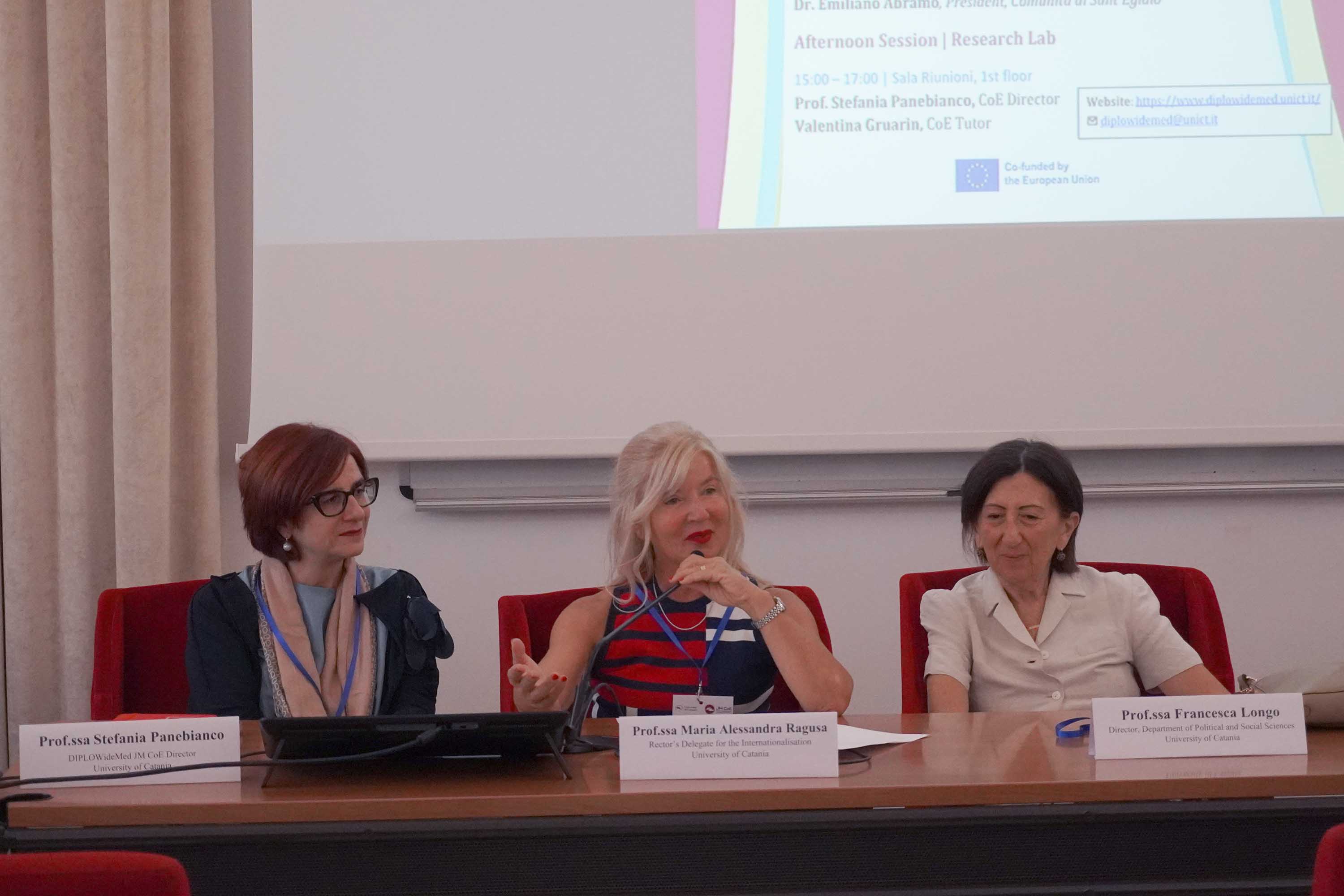 Un momento dell'intervento della prof.ssa Alessandra Ragusa