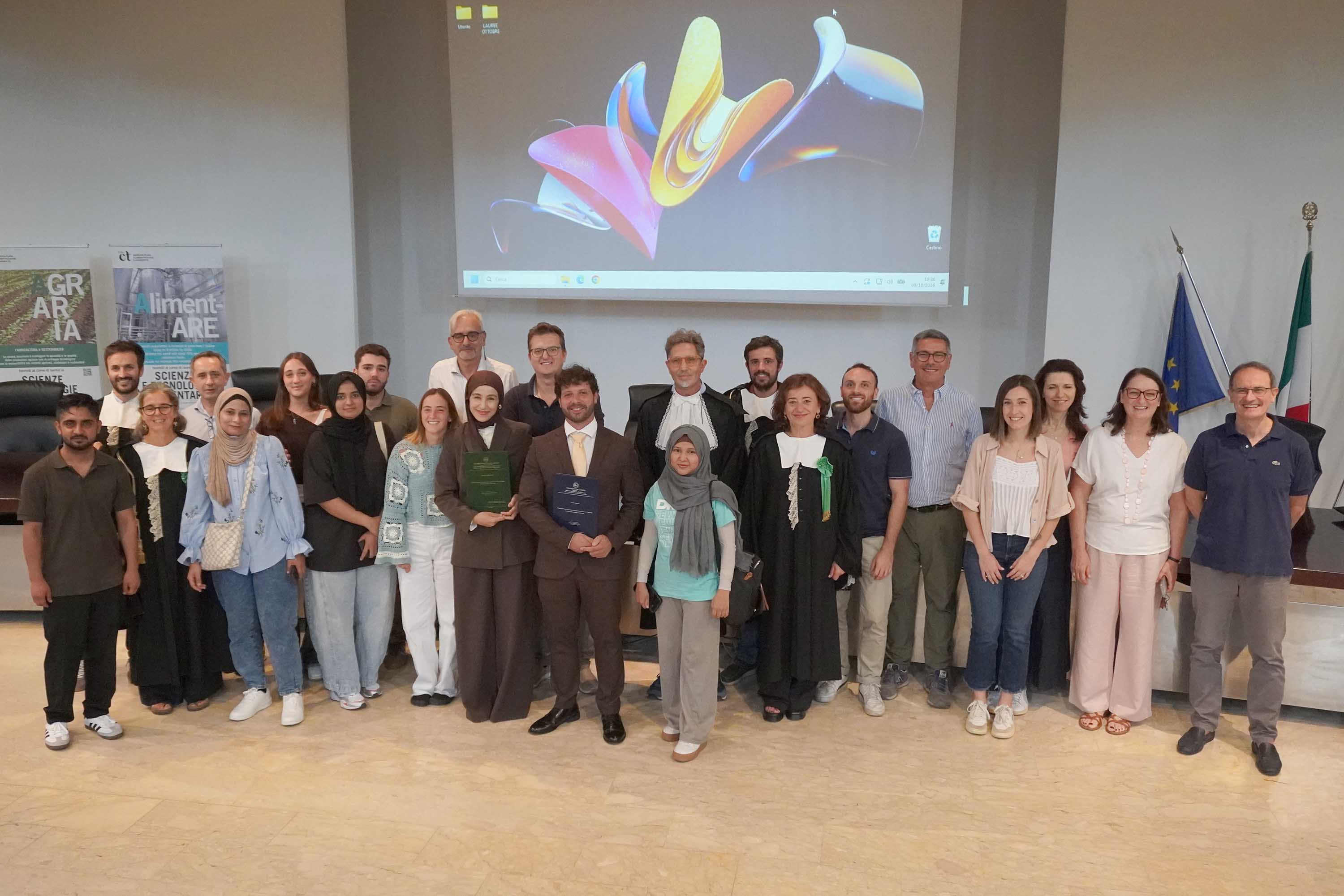 In foto i laureati insieme con i colleghi e colleghe e i docenti del corso di studi