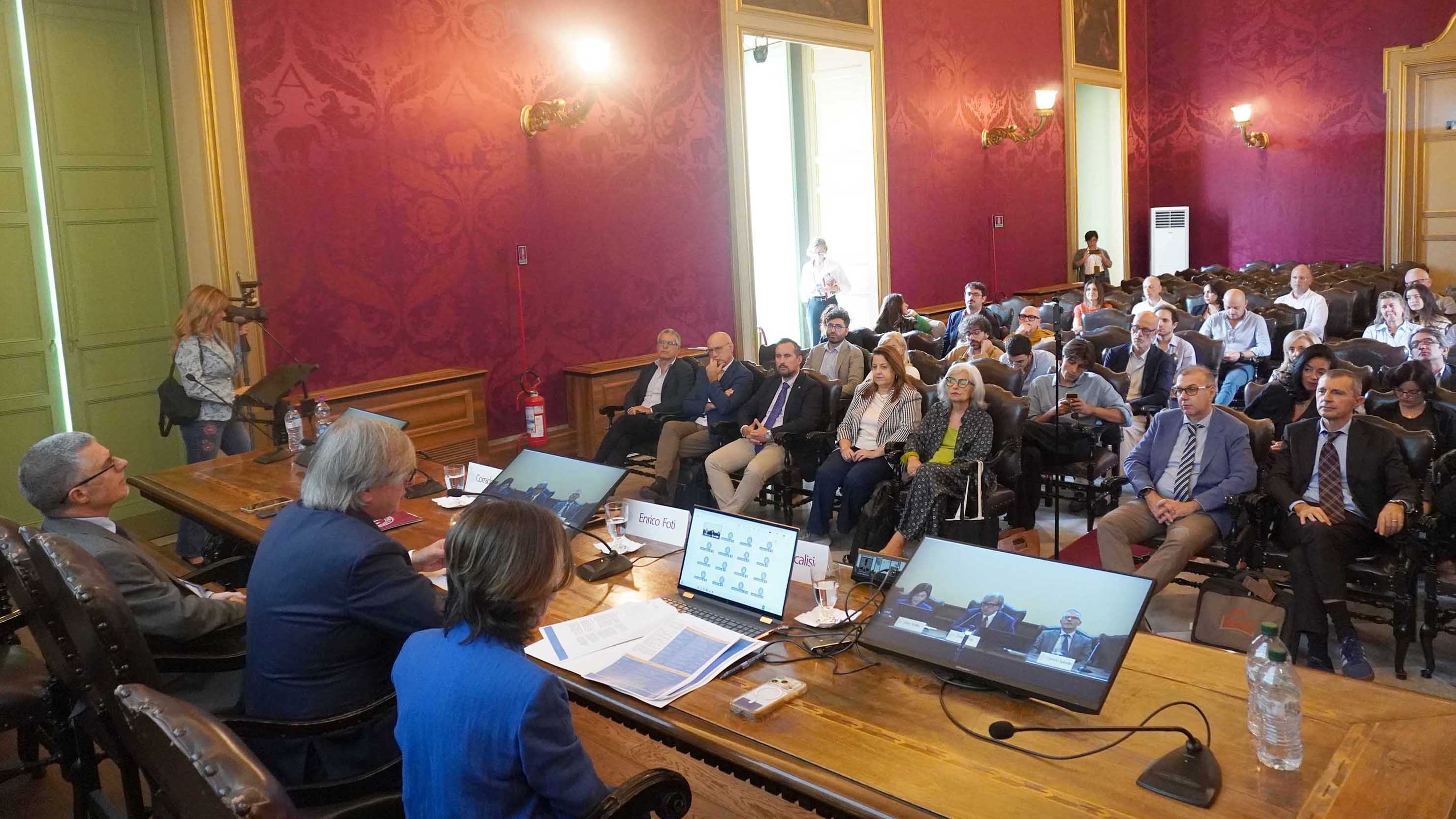 Il rettore Enrico Foti mentre illustra la relazione
