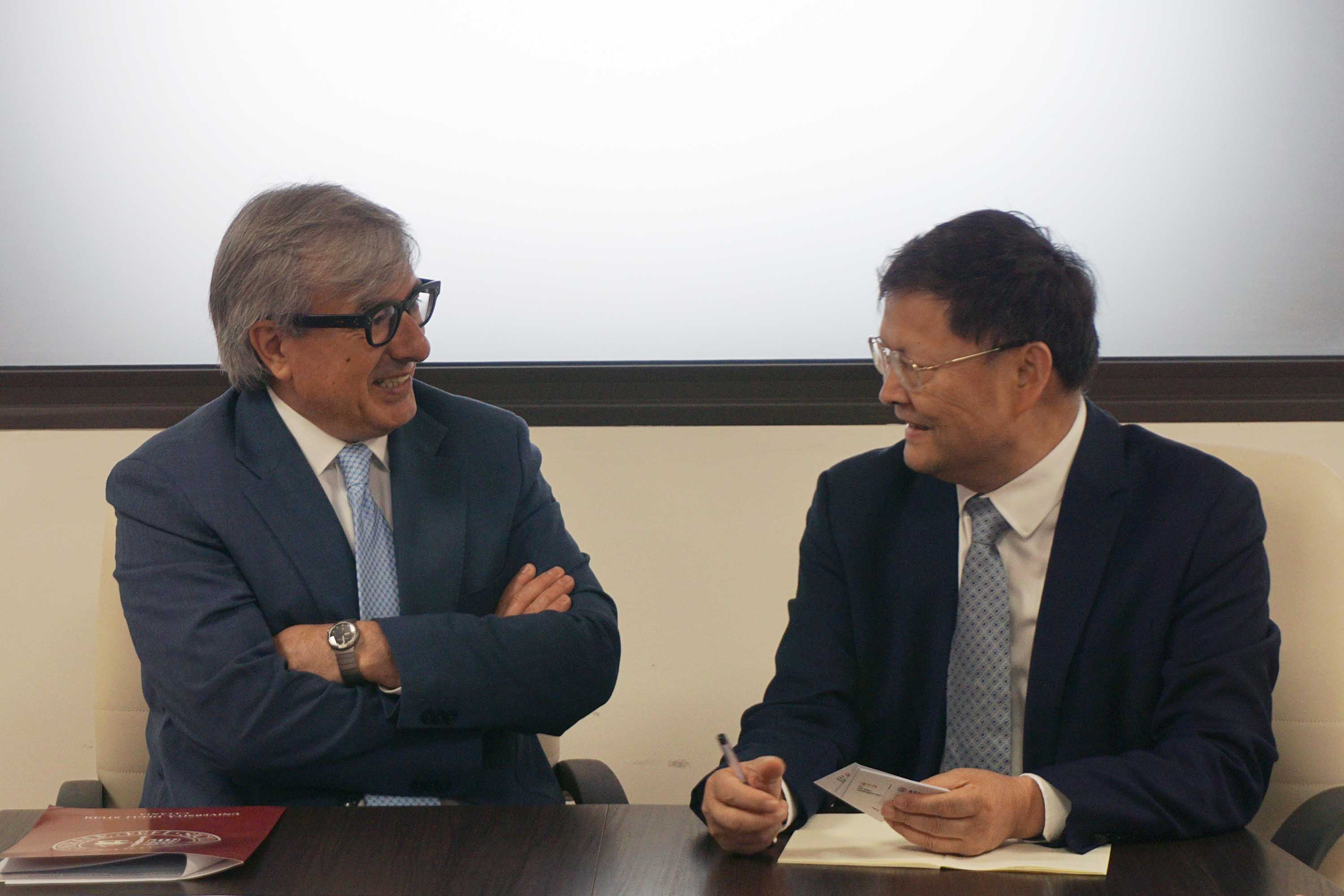 Il rettore Enrico Foti insieme con Tan Tianwei, presidente della Buct
