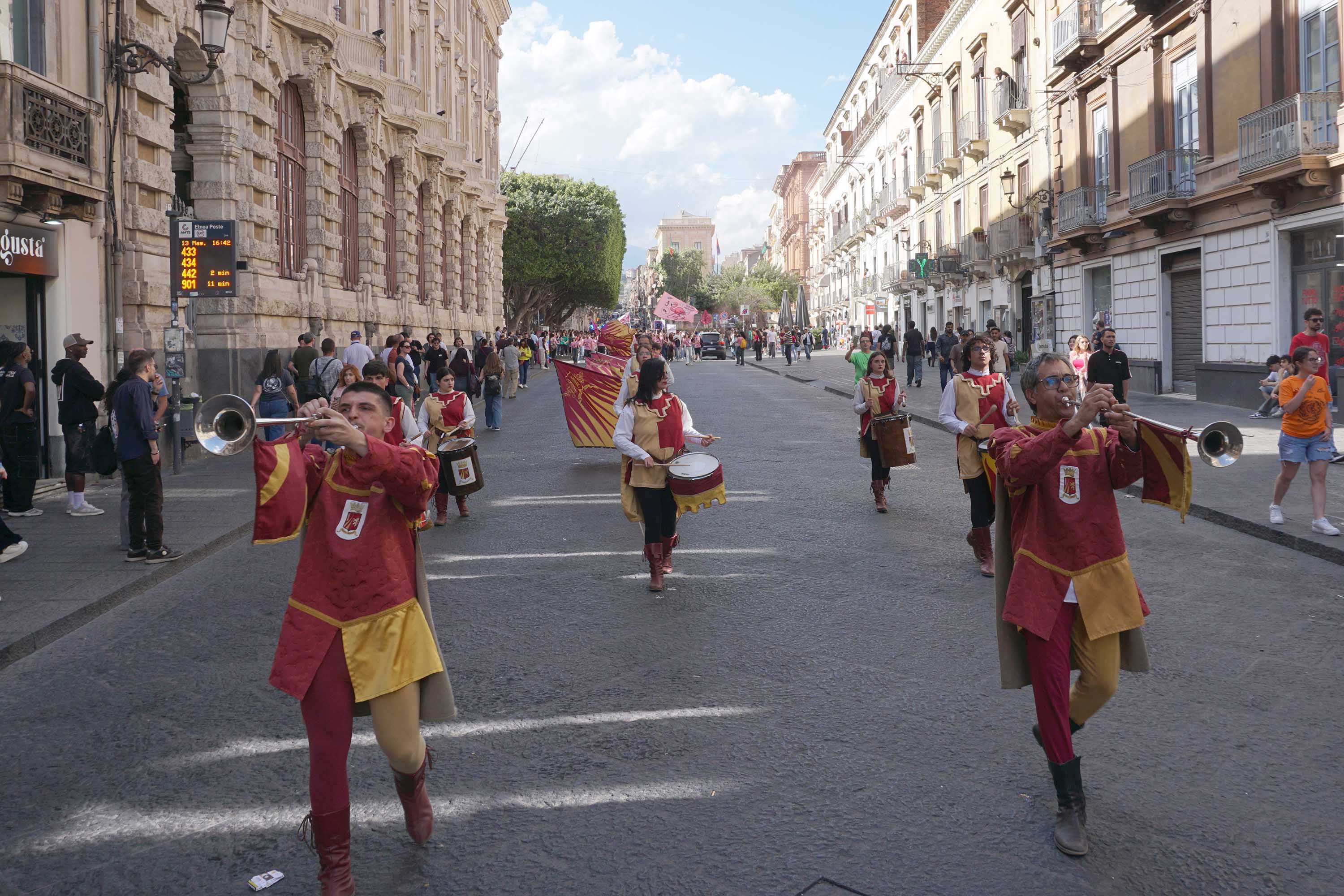 Tamburini, trombettieri e sbandieratori