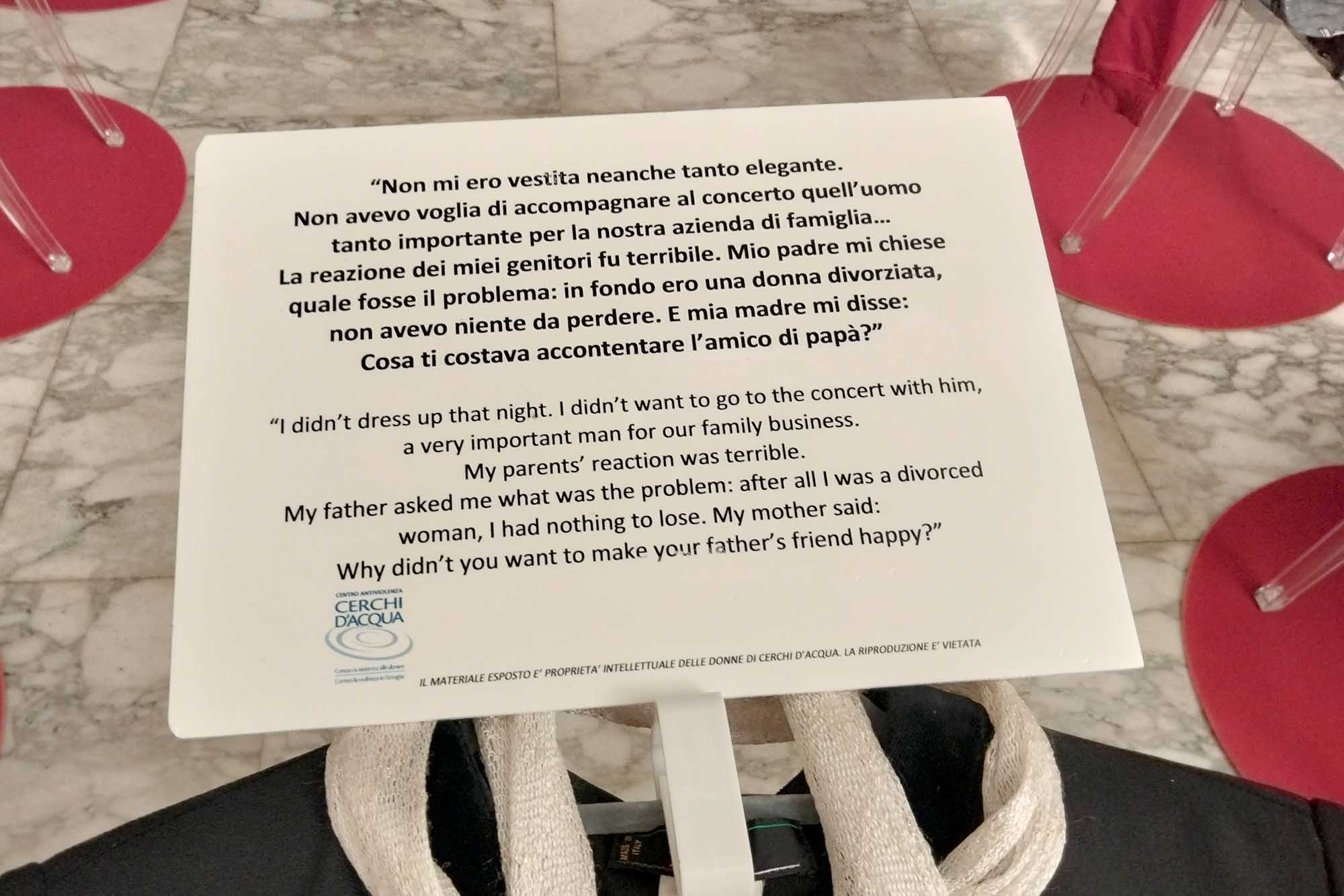 Una delle frasi che accompagnano l'esposizione degli abiti