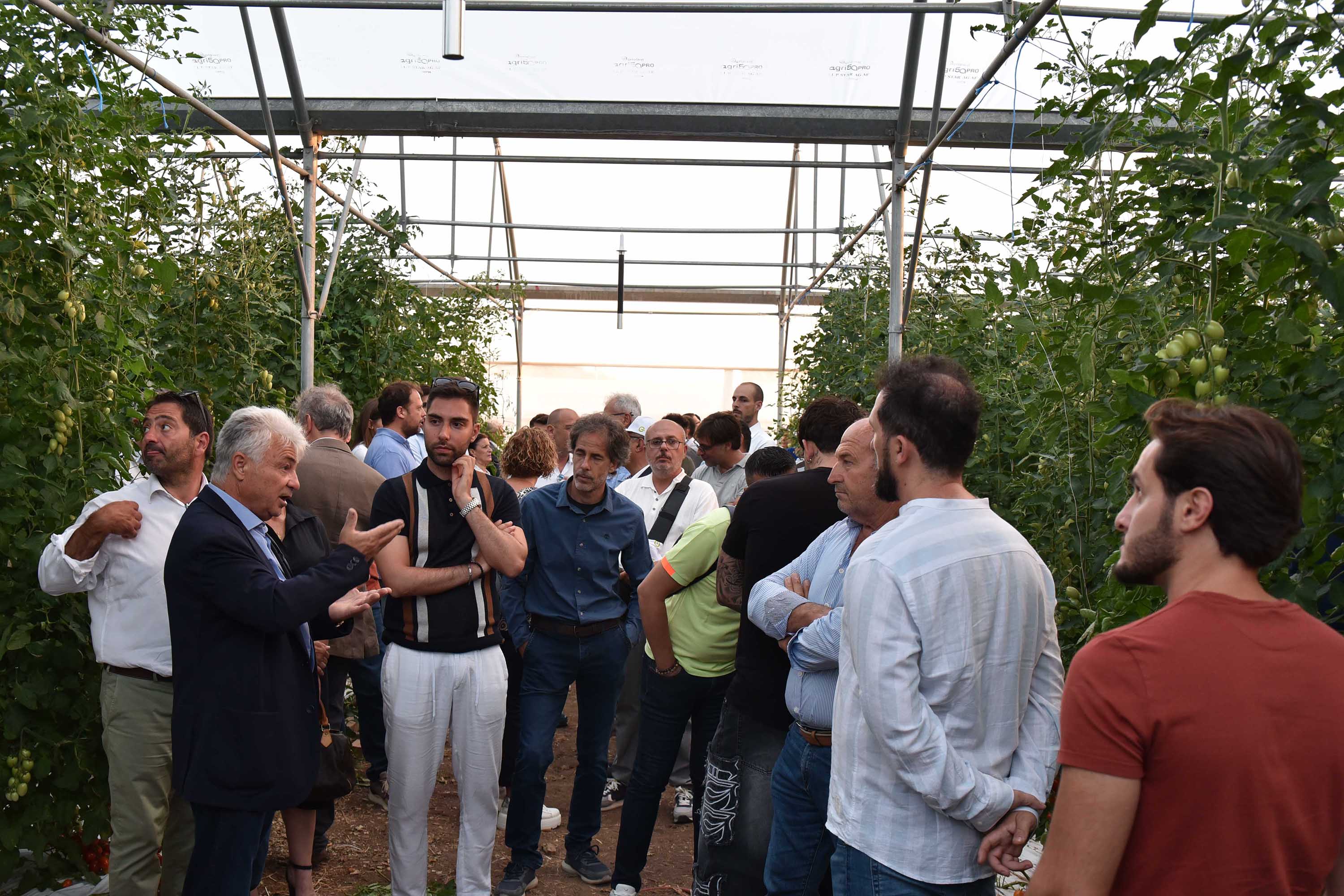 Visitatori all'interno della Serra Archimede