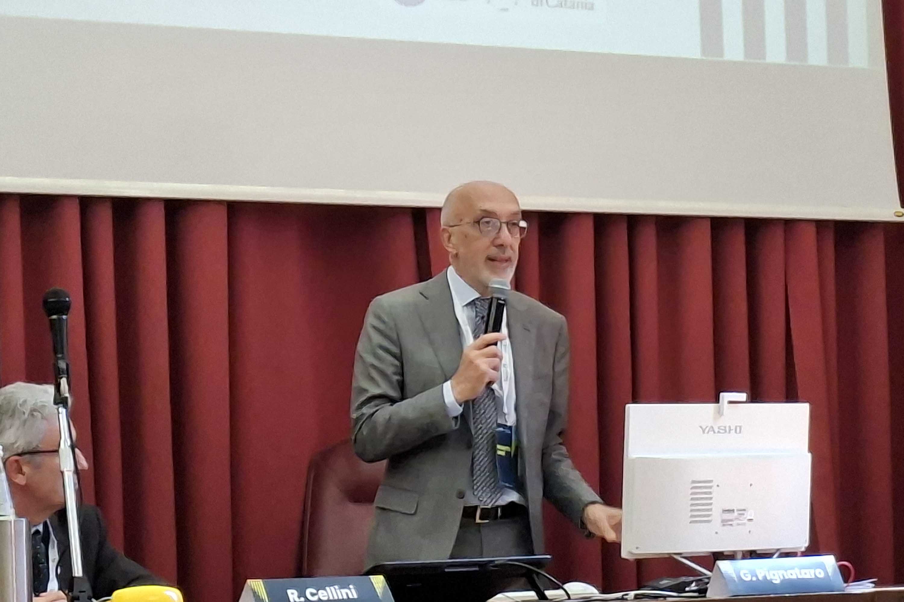 Un momento dell'intervento del prof. Giacomo Pignataro