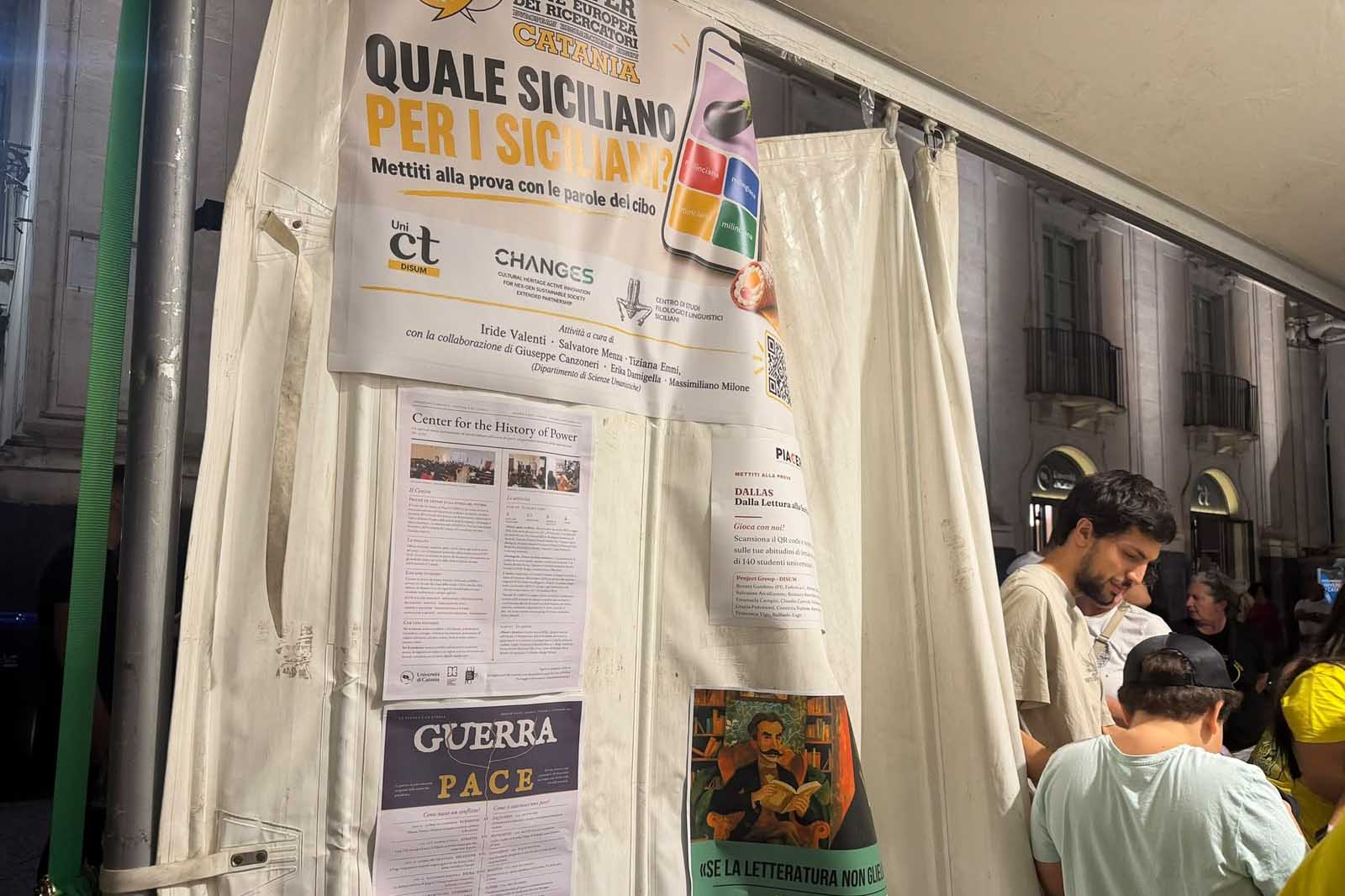 Tra le locandine, in basso a sinistra la proposta di ‘’Guerra e Pace’’
