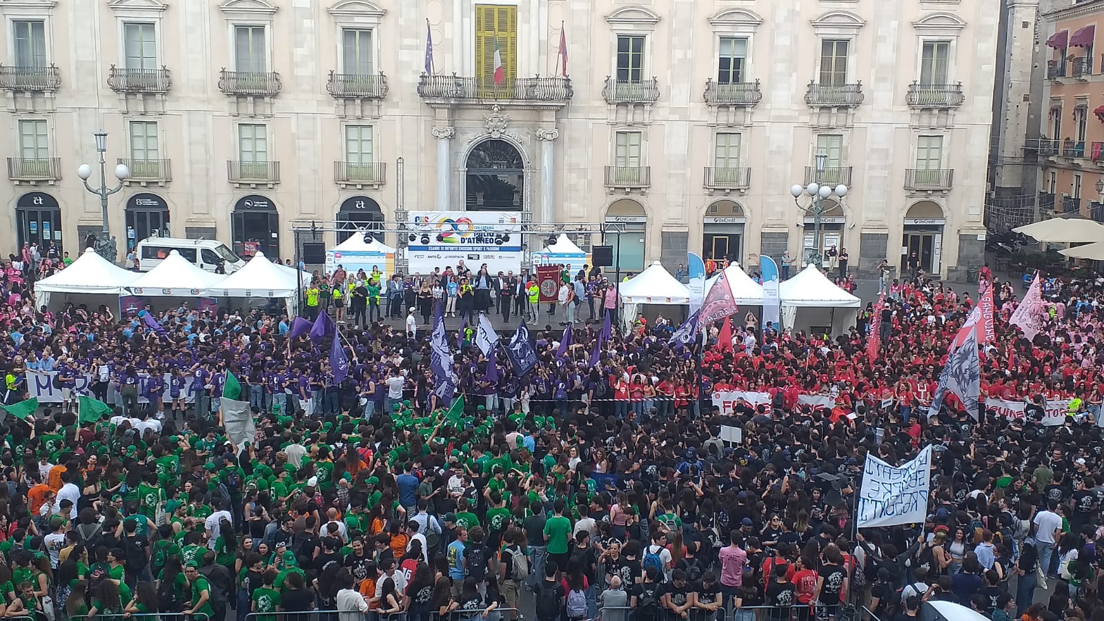 Piazza Università invasa dalle studentesse e dagli studenti
