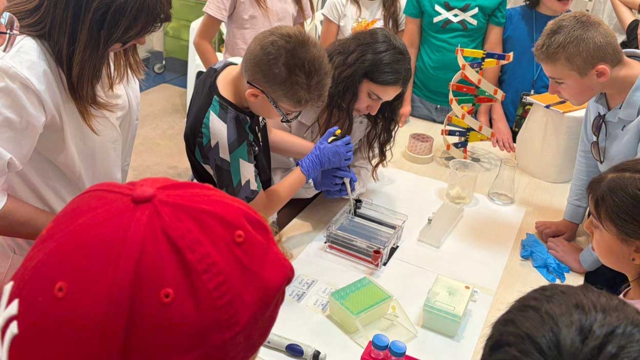 Un momento della visita ai laboratori