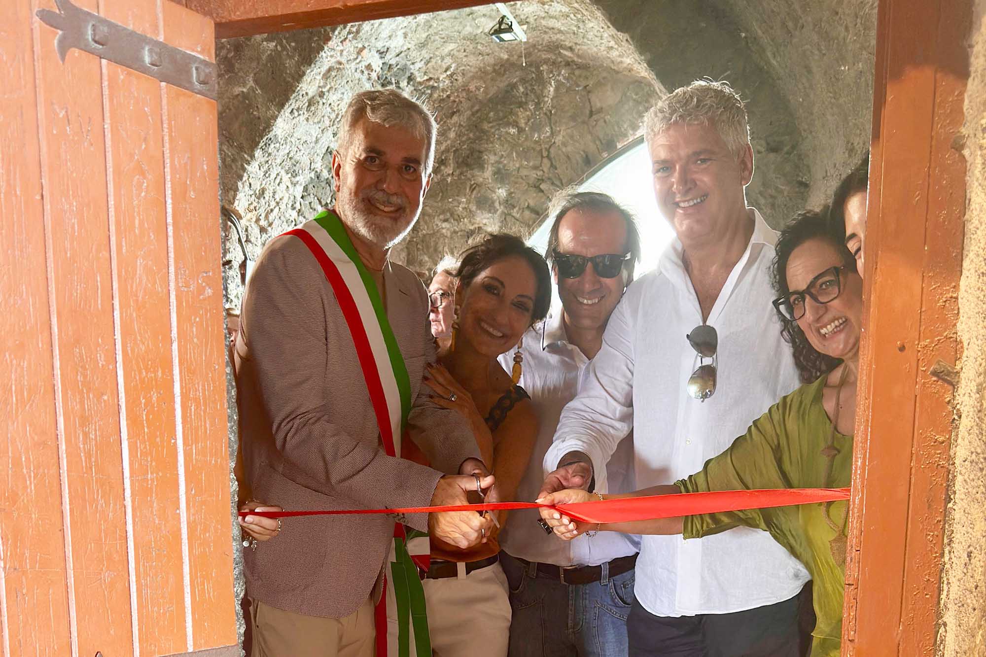 Un momento del taglio del nastro