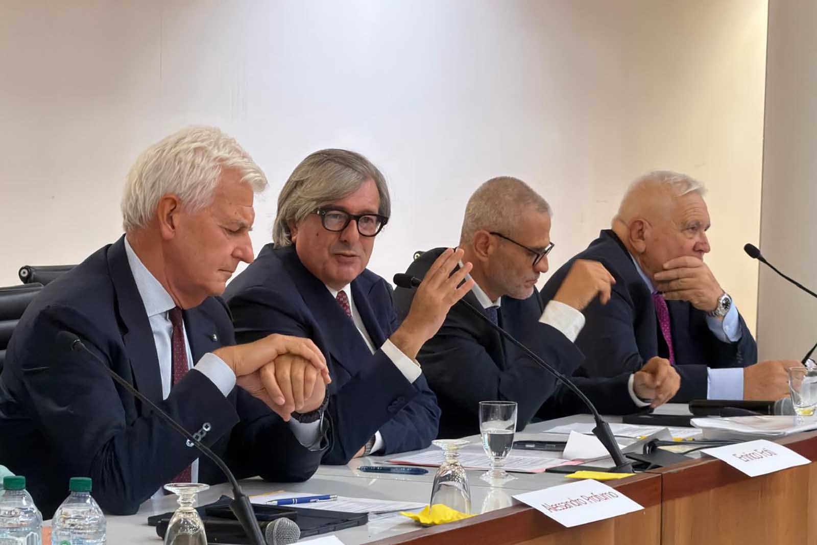 Un momento dell'intervento del rettore Enrico Foti