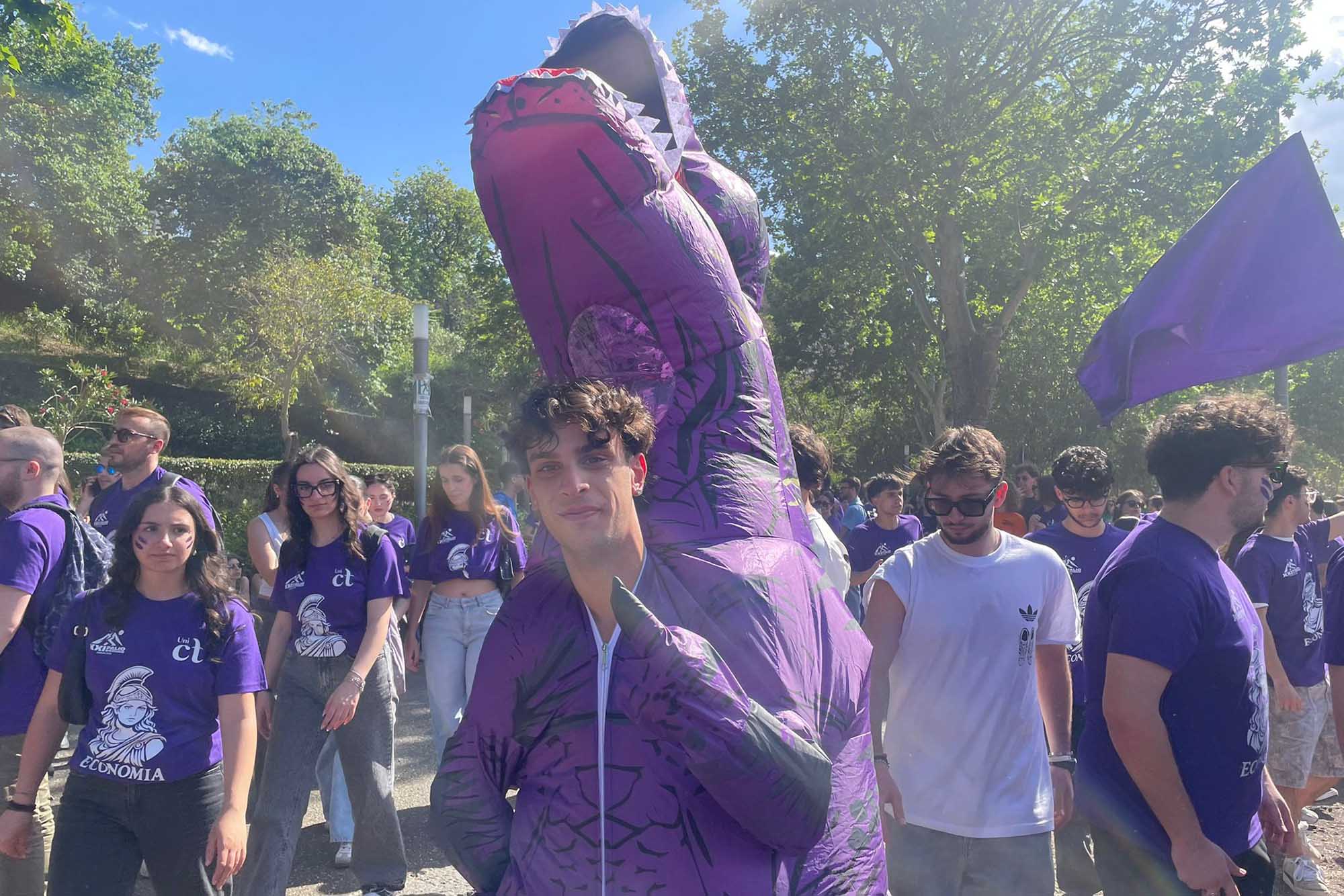 Antonio Iemiso nelle vesti di Dinosauro