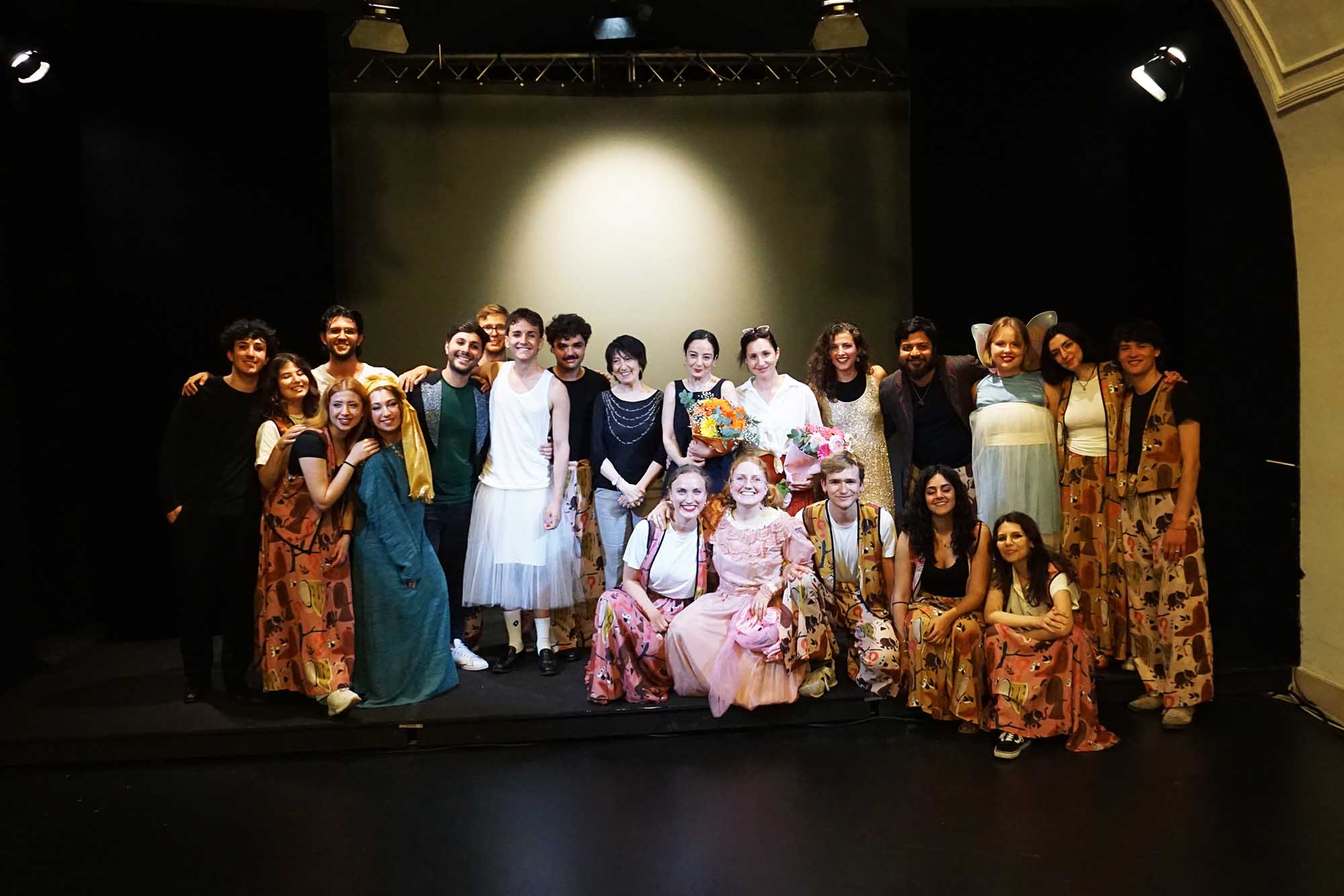 Le studentesse e gli studenti protagonisti dello spettacolo teatrale