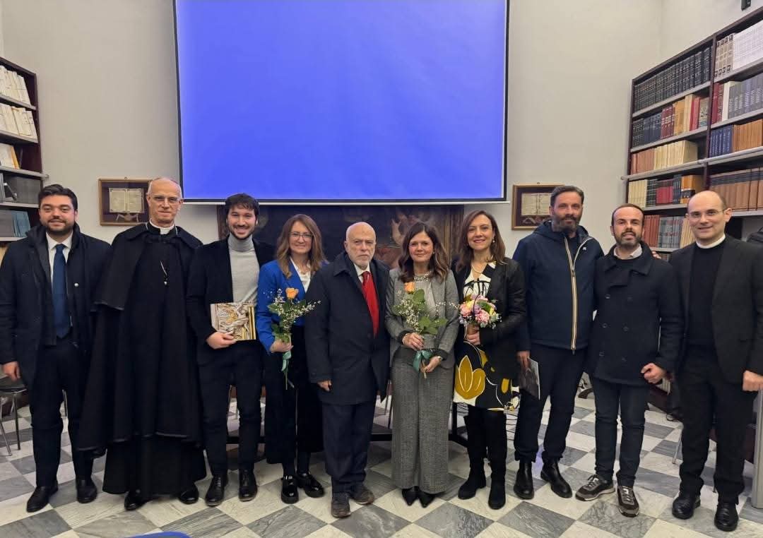 In foto da sinistra mons. Antonino Raspanti, Marco Cavallaro, Grazia Nicotra, Michelangelo Patanè (presidente dell'Accademia degli Zelanti e dei Dafnici), Simona Postiglione (presidente della commissione consiliare Cultura del Comune di Acireale), dott.ssa Daniela Vasta, Roberto Barbagallo (sindaco di Acireale), Nunzia Pappalardo (assessore alla Cultura del Comune di Zafferana), don Antonio Agostini